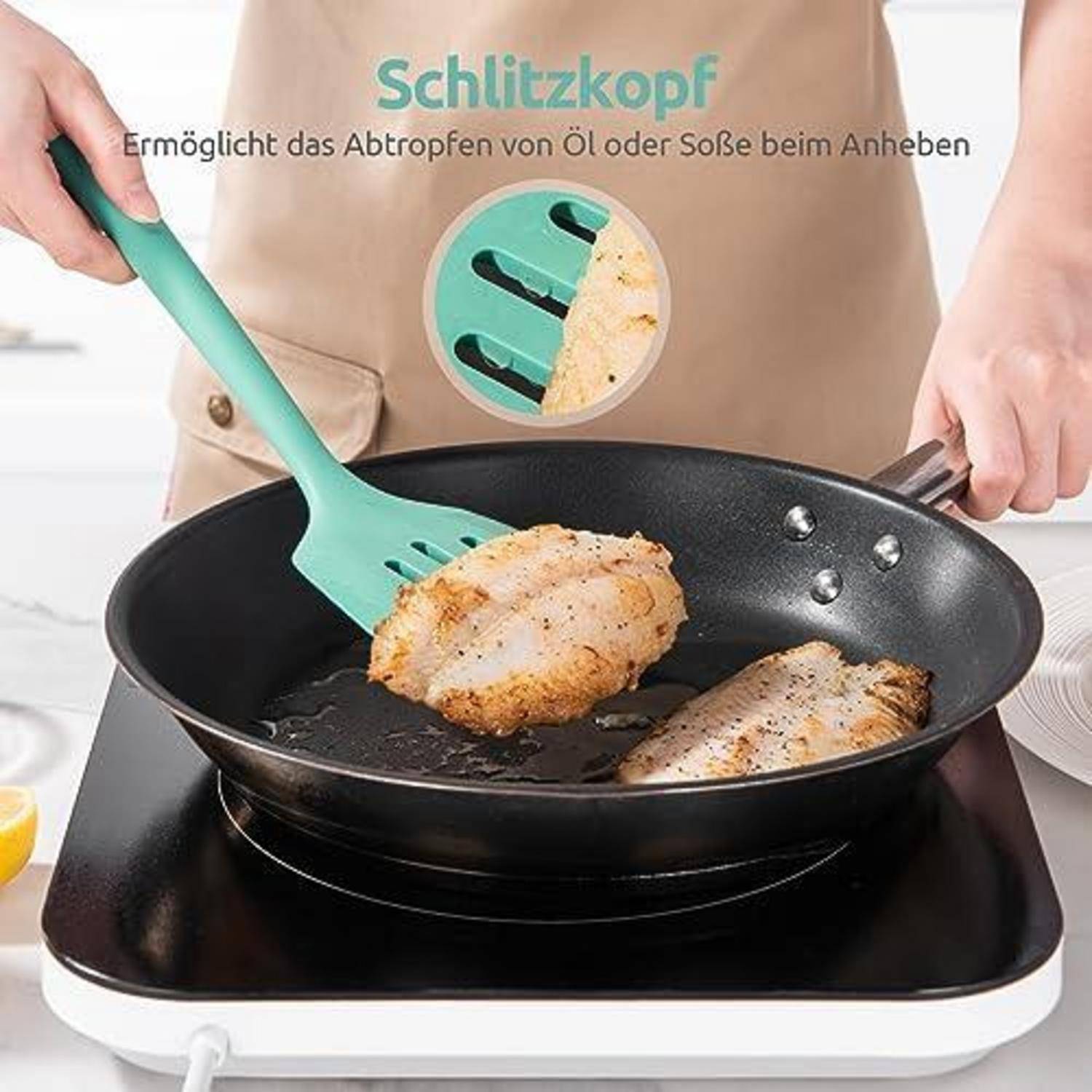 Eine Person verwendet einen türkisfarbenen Schlitzspatel, um Fischfilets aus einer Pfanne auf einem Herd zu heben; der Text sagt „Schlitzkopf