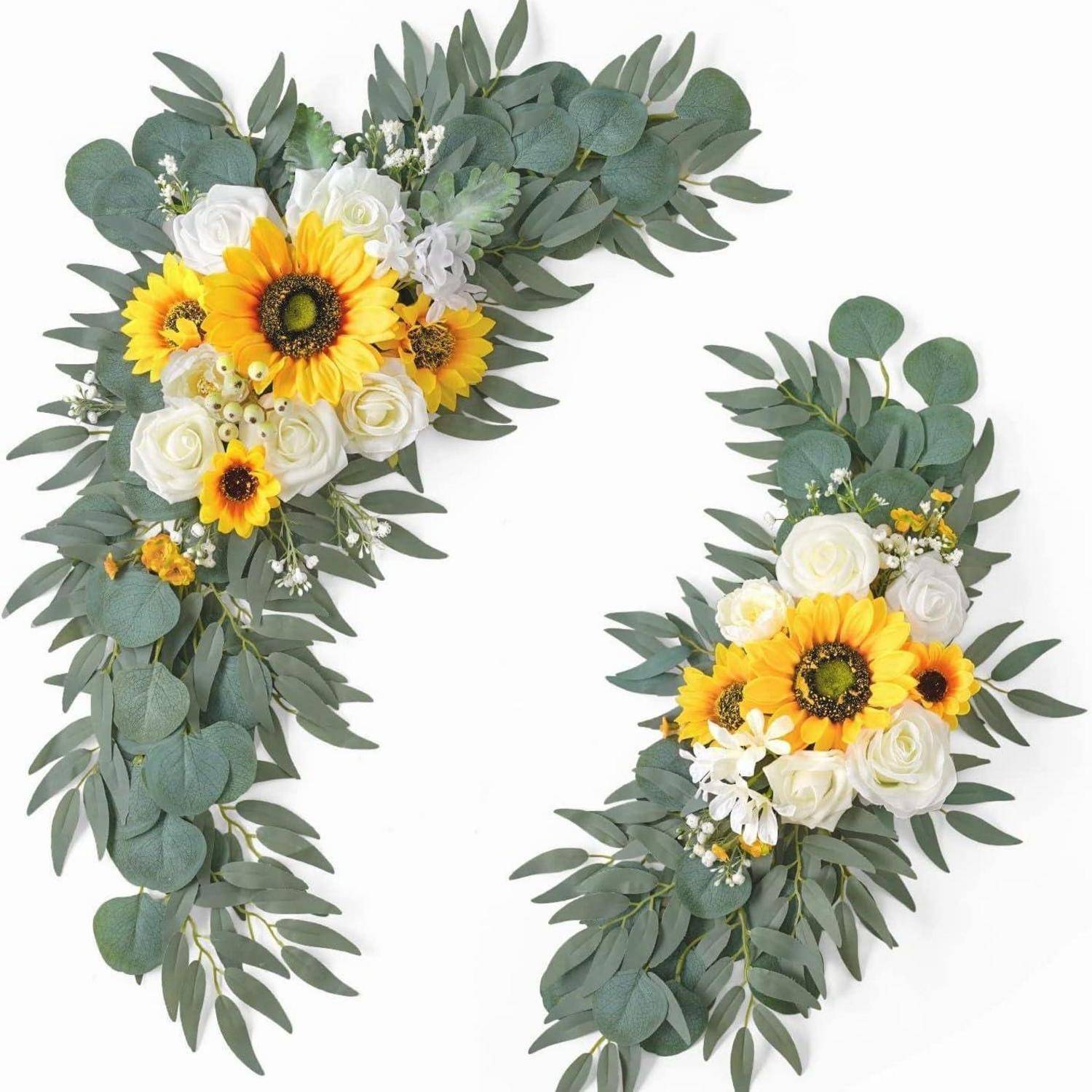 Zwei florale Girlanden mit Eukalyptusblättern, weißen Rosen und leuchtend gelben Sonnenblumen auf weißem Hintergrund angeordnet.