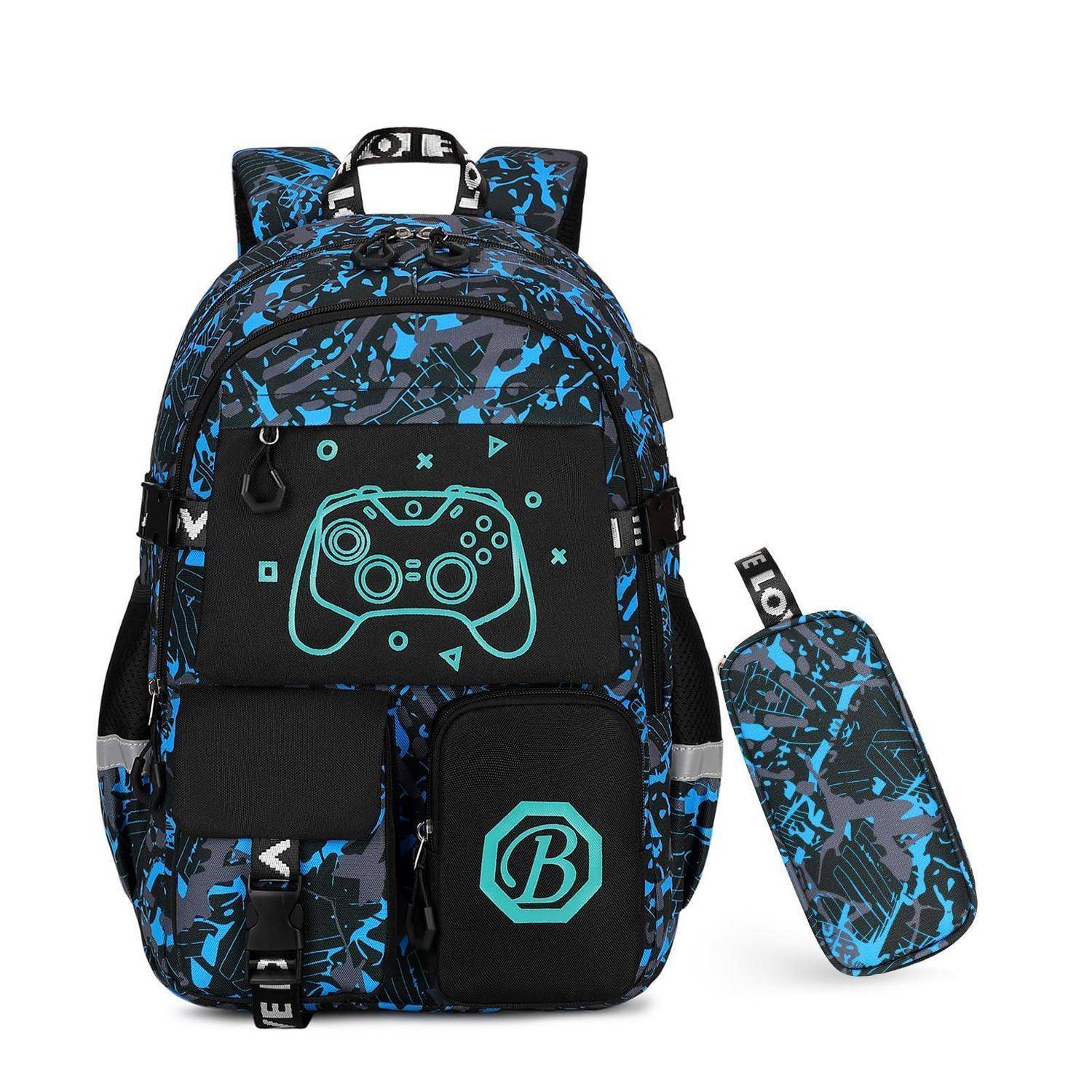 Schwarzweißer und blauer gemusterter Rucksack mit Spiel-Controller-Grafik, vorderen Taschen und passendem Federmäppchen daneben auf weißem Hintergrund.