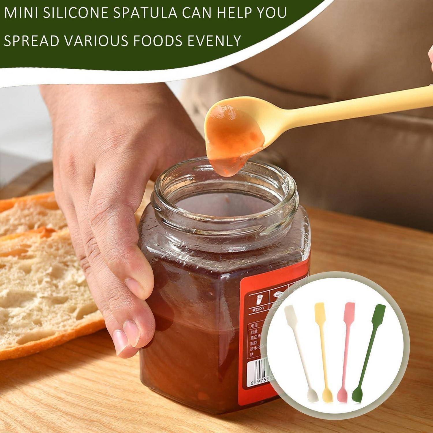 Eine Hand, die ein Glas mit Marmelade hält, während ein Mini-Silikonspatel sie auf Brot streicht; die Bildeinblendung zeigt vier farbige Spatel.