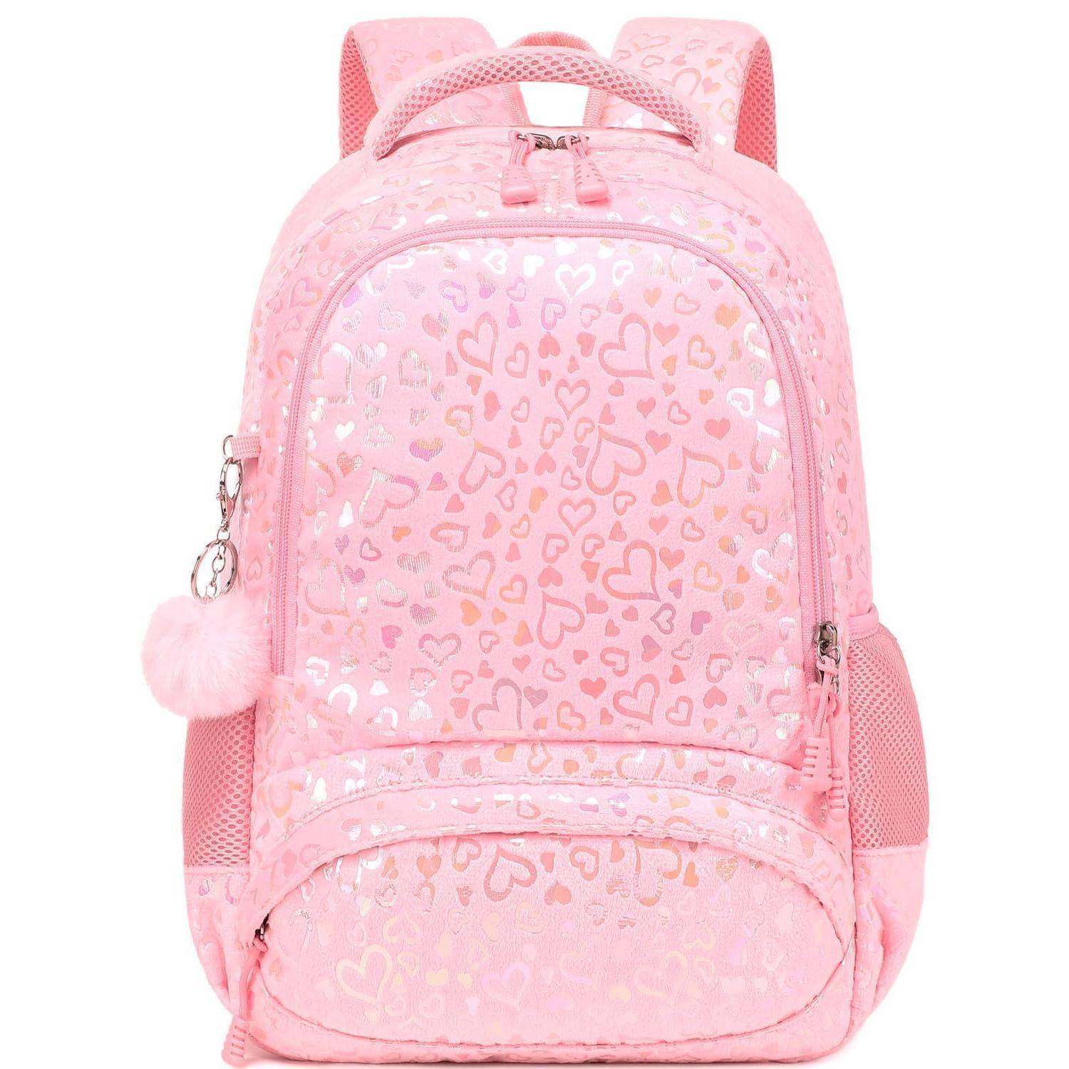 Rosa Rucksack mit Herzchenmuster, Frontreißverschlusstasche, Seitentaschen aus Netzmaterial und flauschigem Pompom-Anhänger, vor weißem Hintergrund abgebildet.
