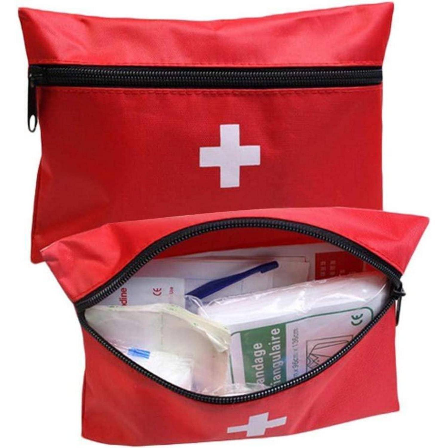 Rote Erste-Hilfe-Tasche mit weißem Kreuz; vordere Tasche aufgezogen, zeigt Verbandsmaterial und medizinische Utensilien im Inneren.