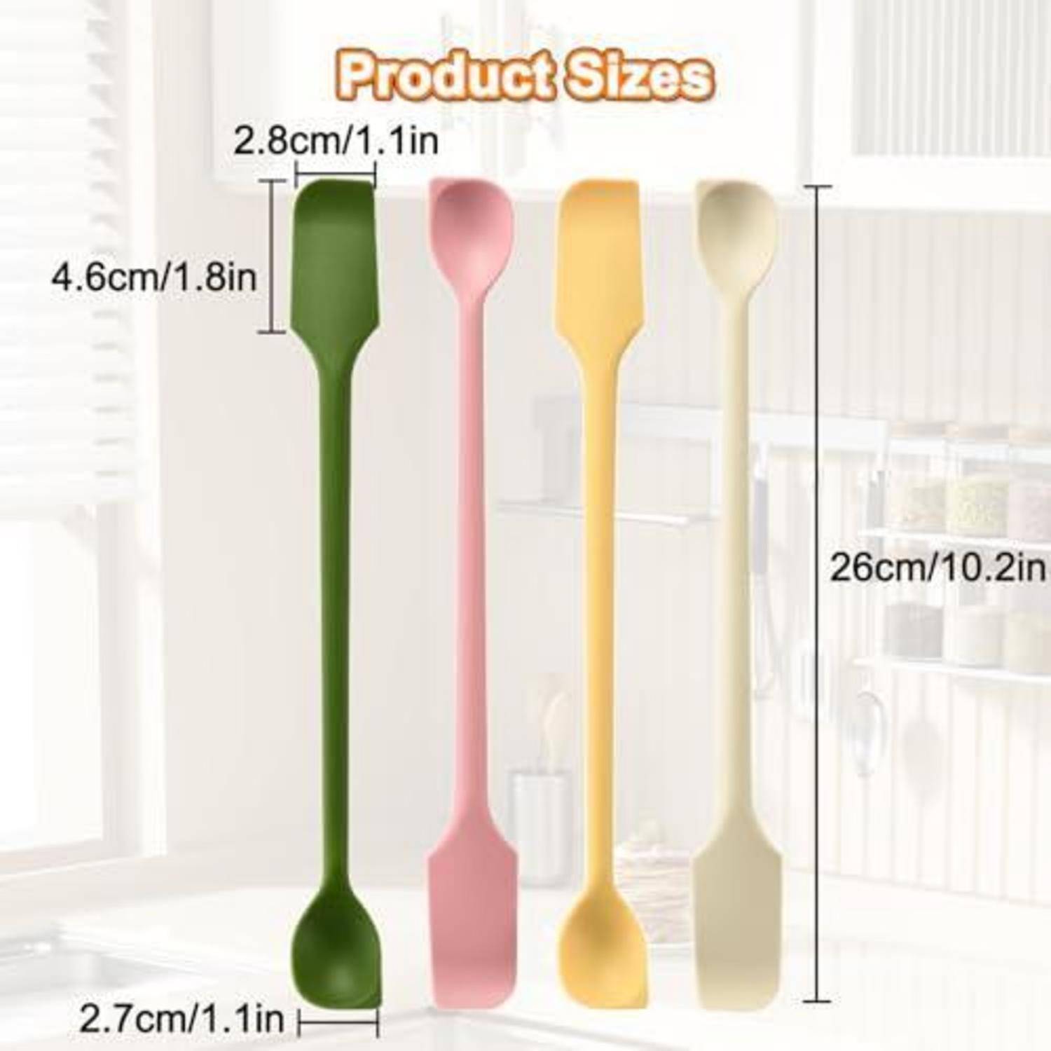 Produktgrößendiagramm mit vier langstieligen Löffeln in Grün, Rosa, Gelb und Creme; jeder ist 26 cm hoch, mit Löffelkopf etwa 2,8 cm x 4,6 cm und Griffende 2,7 cm breit.