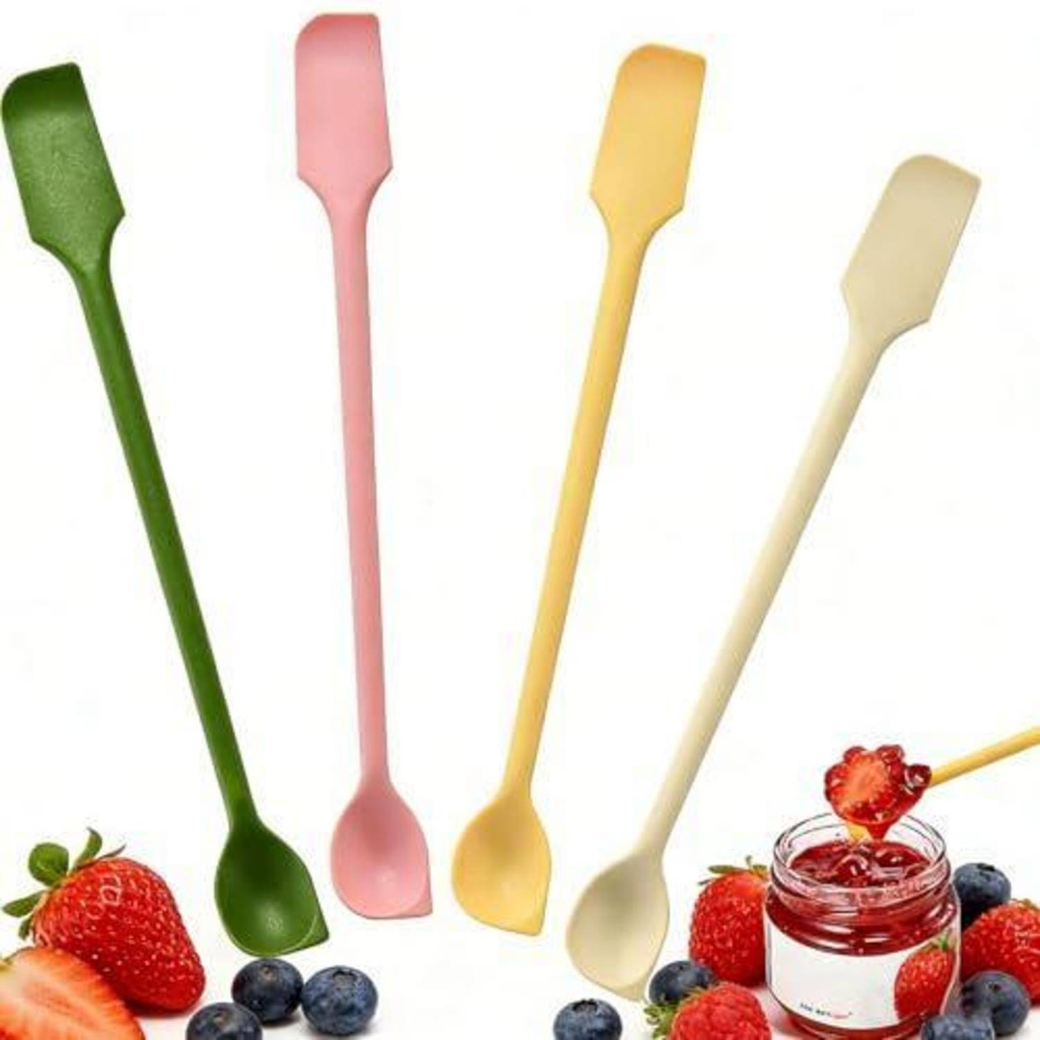 Vier bunte Spatel mit langen Stielen und ein Glas Erdbeerkonfitüre mit Erdbeeren und Blaubeeren, was auf Umrühren oder Servieren von Speisen hindeutet.
