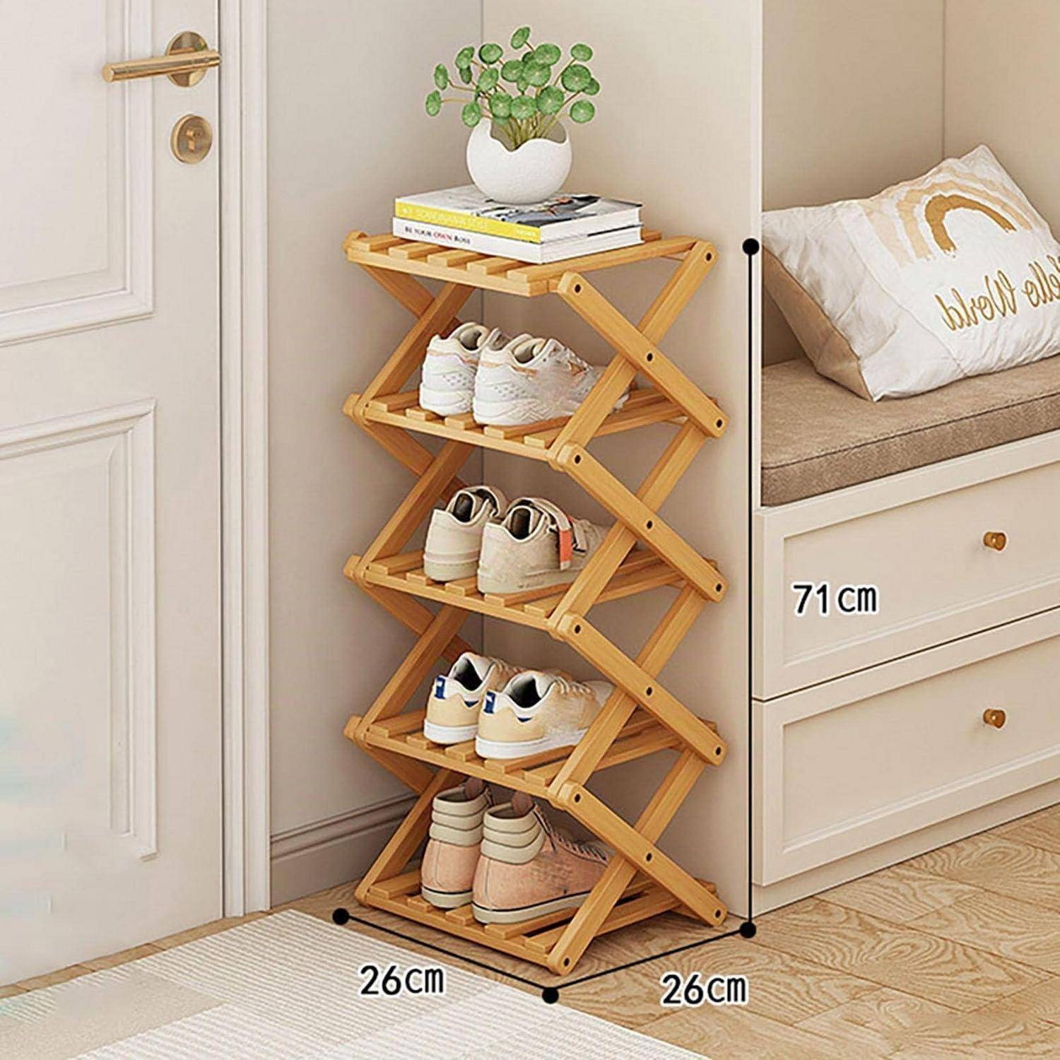 Zusammenklappbares Holzschuhregal mit fünf Regalboden, auf denen mehrere Schuhpaare stehen, oben mit Büchern und einer Topfpflanze; Abmessungen angegeben als 71 cm hoch und 26 cm breit/tief.