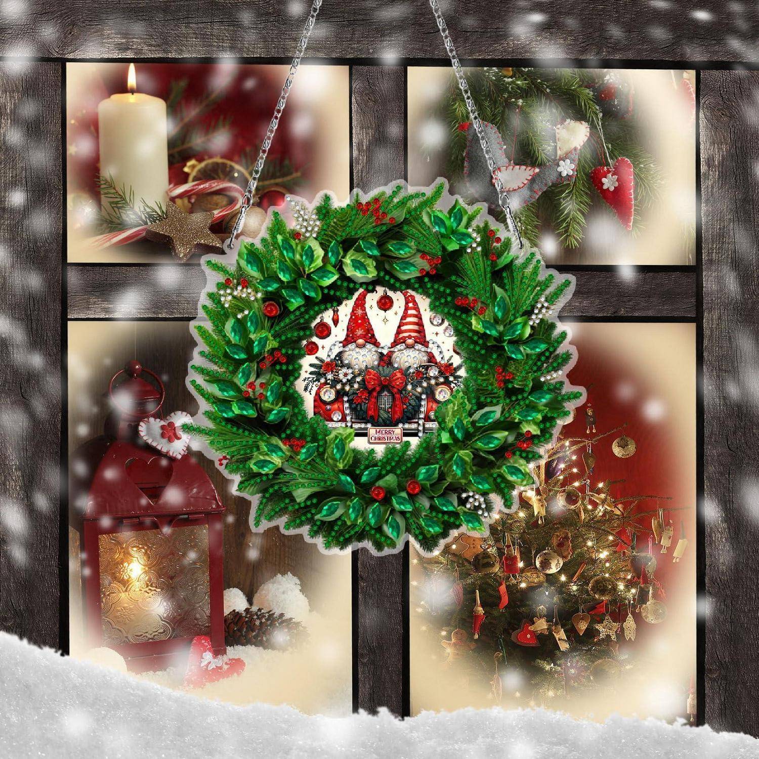 Weihnachtskranz, zentriert auf einem gefrosteten Fenster, mit Kerze, hängenden Herzen, Laterne und verziertem Baum im schneebedeckten Hintergrund.