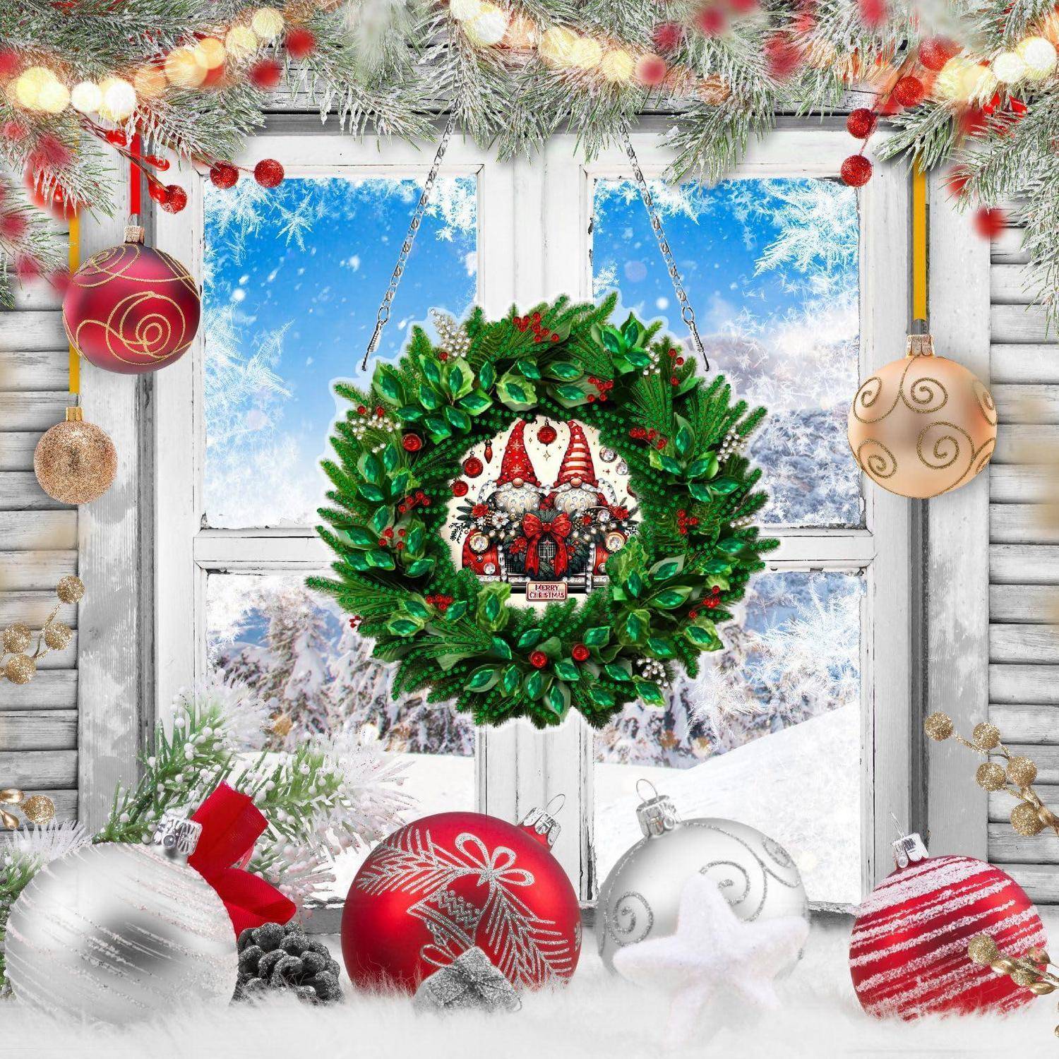 Festlicher Weihnachtskranz mit rot-weißen Häuschen hängt in einem frostigen Fenster, umgeben von Ornamenten, Girlanden und schneebedeckter Winterkulisse.