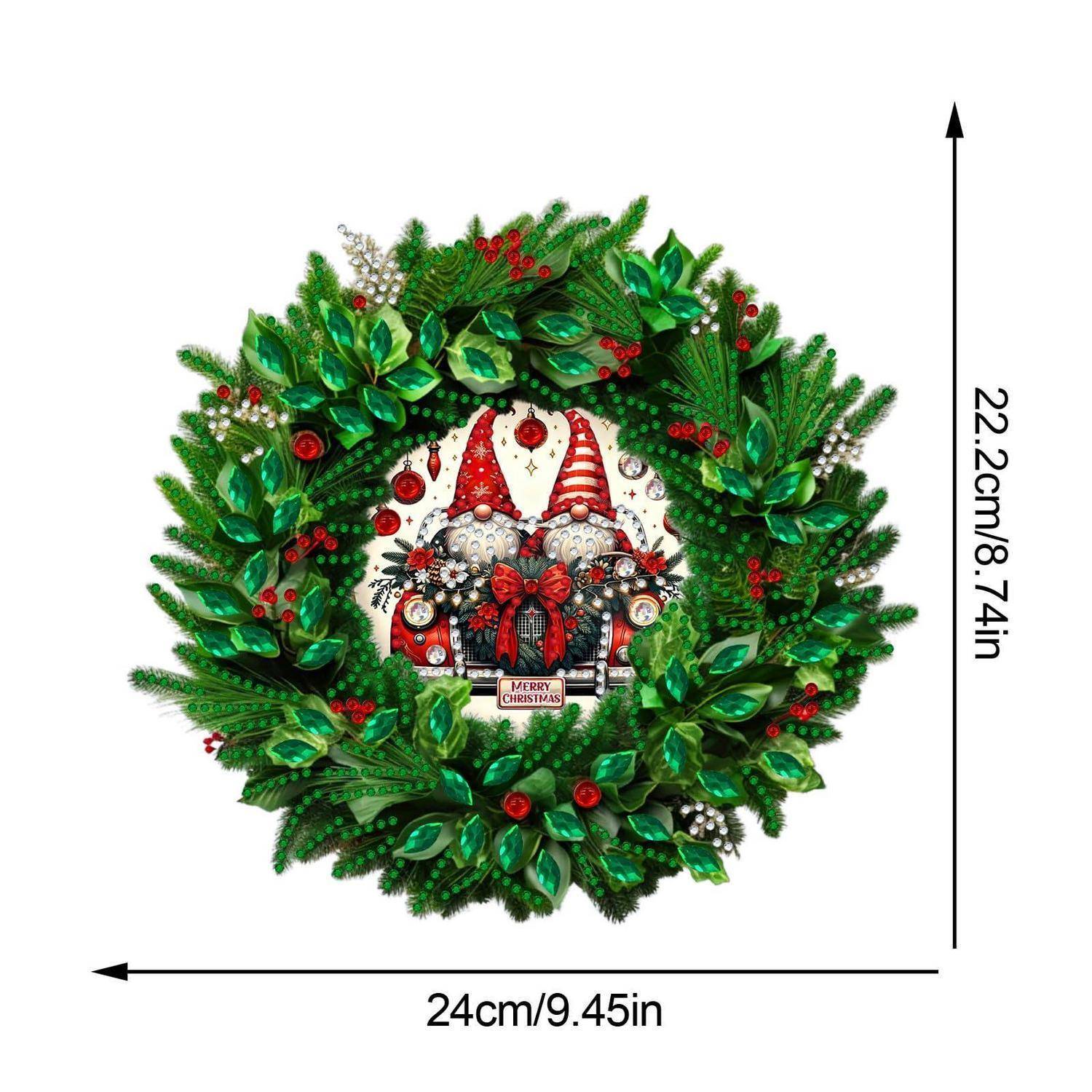 Grüner Weihnachtskranz mit roten Beeren und Ornamenten, der eine festliche Zwergszene einrahmt; gekennzeichnet mit 24 cm Breite und 22,2 cm Höhe.