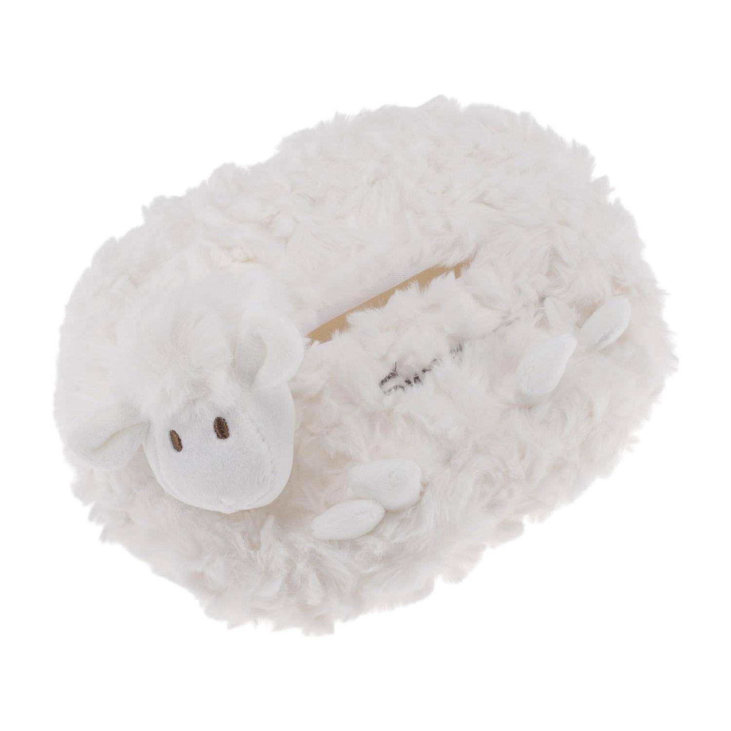 Weiches, flauschiges Schaf-förmiges Plüschtier, das in einer runden, schlafenden Position auf weißem Hintergrund zusammengerollt ist.