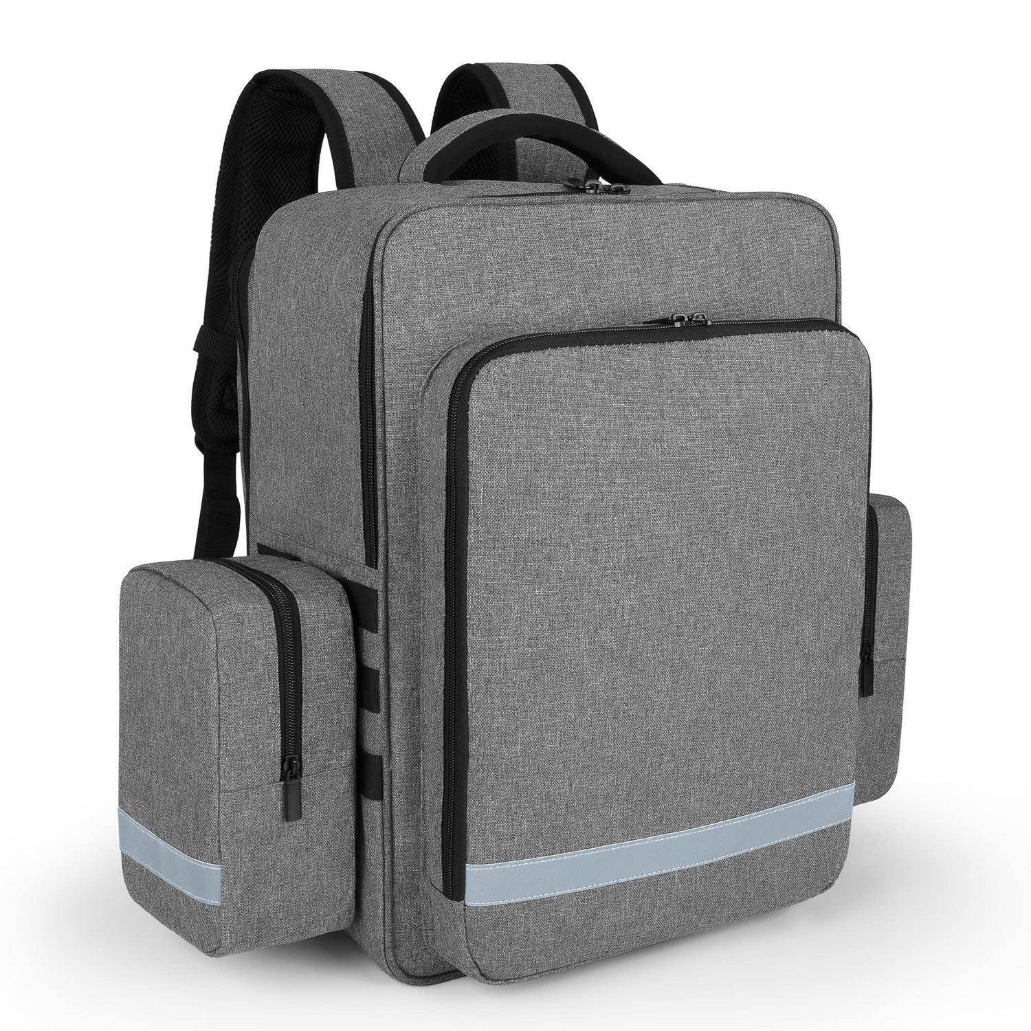 Grauer Multifunktionsrucksack mit mehreren Reißverschlussfächern, einschließlich einer Vordertasche und seitlichen Taschen, vor weißem Hintergrund dargestellt.