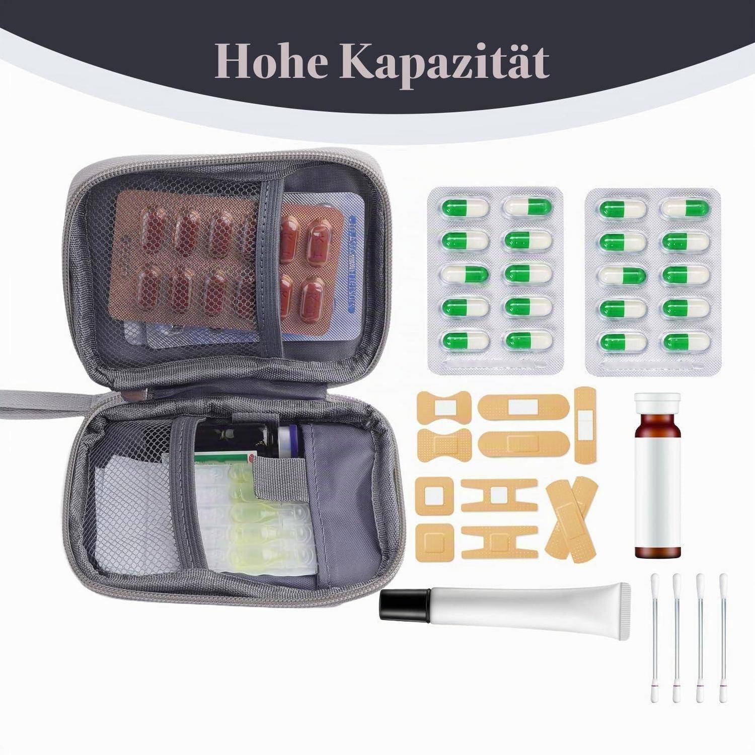 Öffnen Sie den Erste-Hilfe-Lagerbehälter mit der Bezeichnung "Hohe Kapazität"" mit Tablettenblisterpackungen, Verbandsmaterial, Fläschchen, Tube und Wattestäbchen, die darin und daneben organisiert sind.