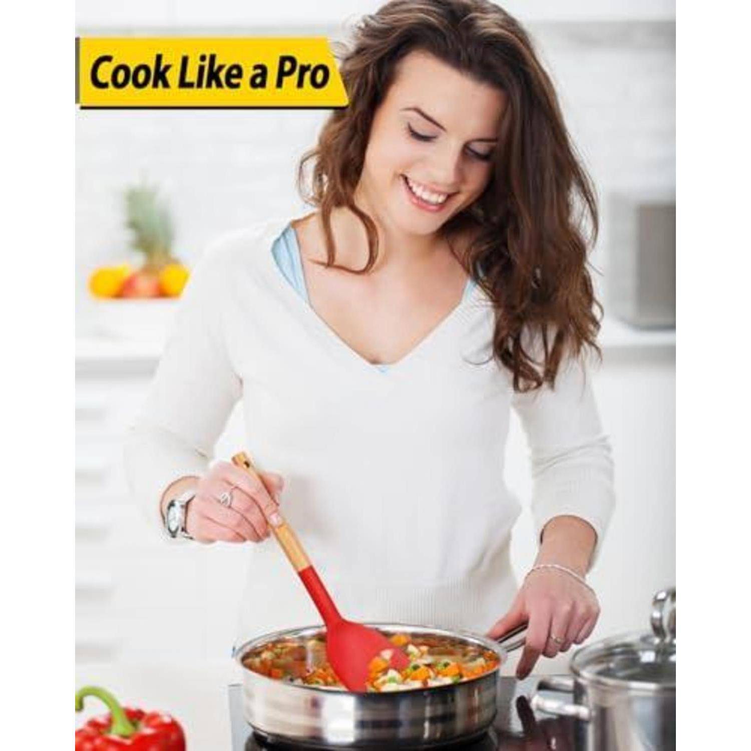 Lächelnde Frau in einer Küche, die Essen in einem Topf mit einem roten Spatel umrührt; Banner liest „Wie ein Profi kochen