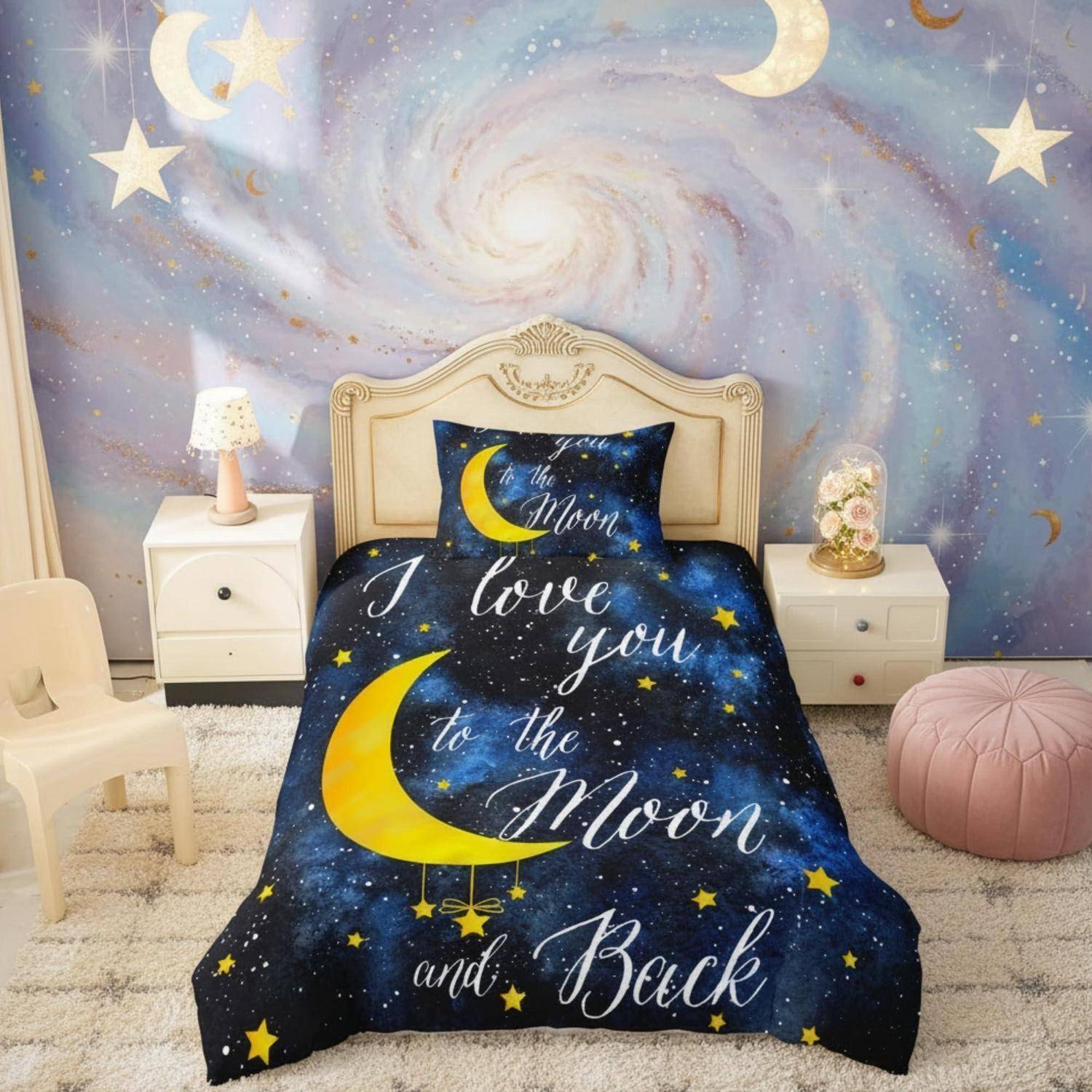 Ein Kinderschlafzimmer mit einem Bett, das mit einer Mond- und Sterne-Bettwäsche bezogen ist, auf der „Ich liebe dich bis zum Mond und zurück