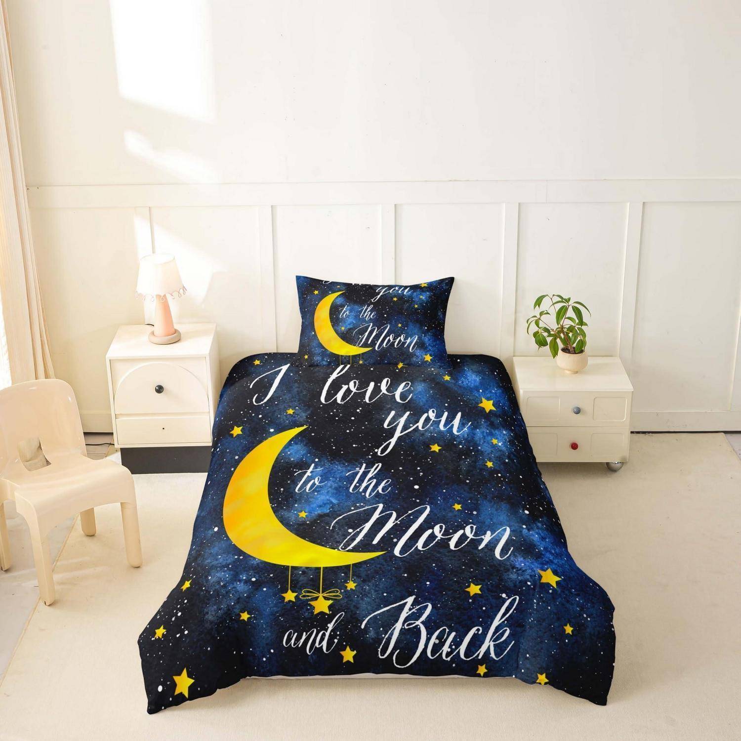 Ein Bett mit dunkelblauer Bettwäsche mit „Ich liebe dich zum Mond und zurück"-Motiven mit Mond und Sternen, flankiert von zwei Nachttischen, in einem hellen weißen Schlafzimmer.