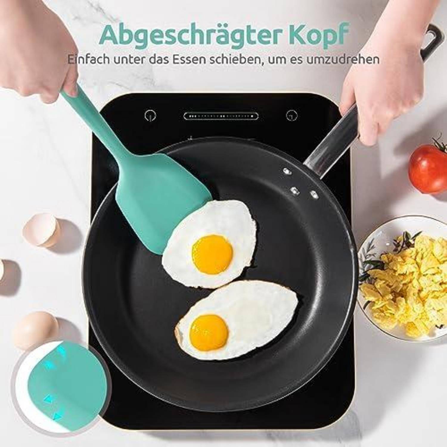 Draufsicht auf eine Bratpfanne mit zwei Spiegeleiern, die mit einem geneigten Spatel gewendet werden; deutscher Text sagt „Abgewinkelter Kopf