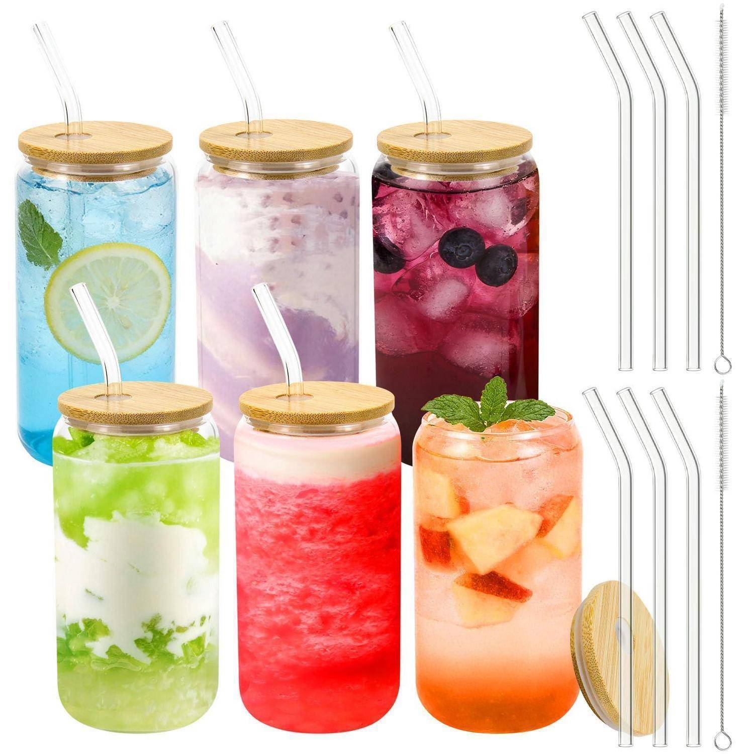 Sortierte Glasgläser mit Bambusdeckeln und wiederverwendbaren Trinkhalmen, gefüllt mit farbenfrohen Fruchtgetränken oder Smoothies, plus zusätzliche Strohhalme und eine Reinigungsbürste.