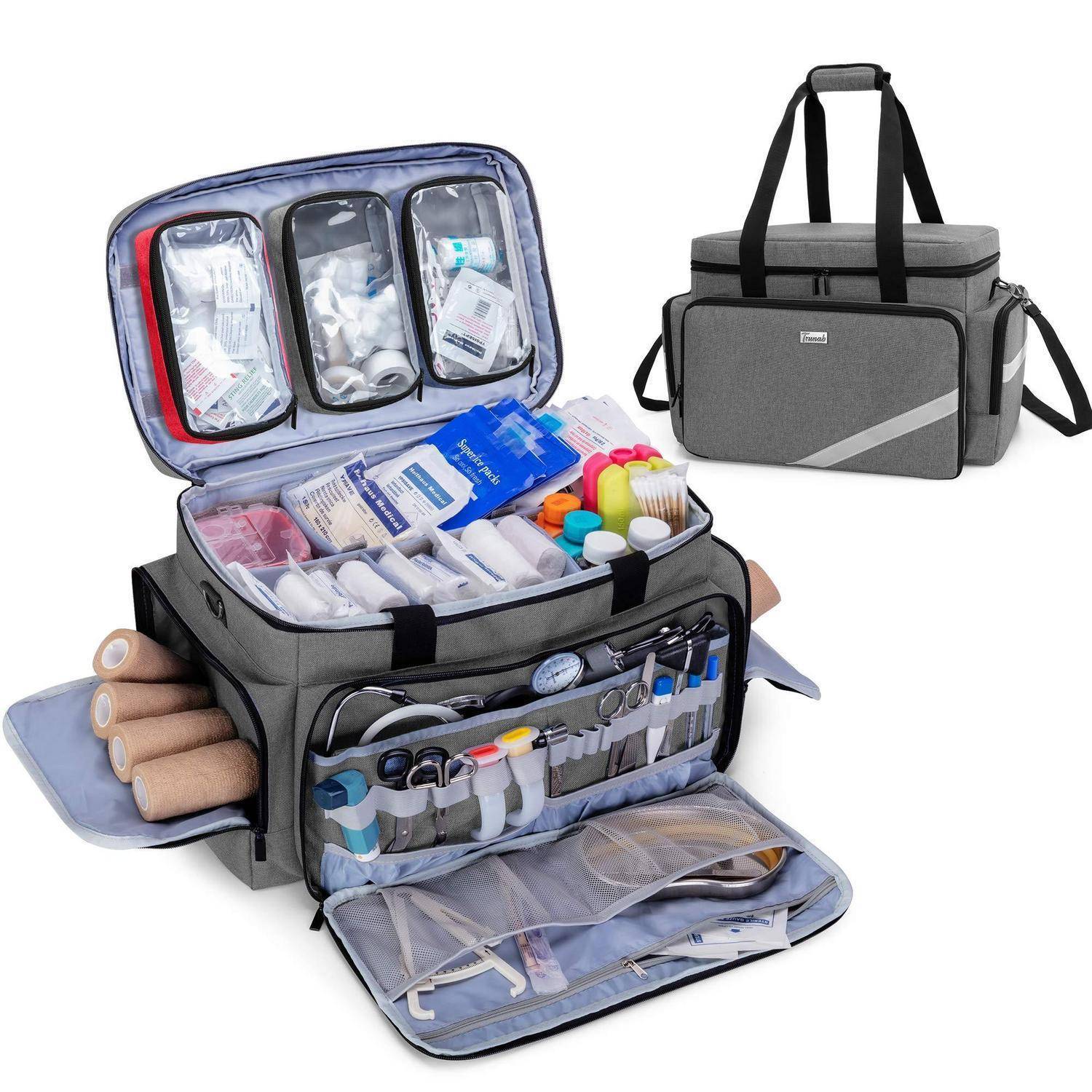 Offene graue medizinische/Organizer-Tasche mit mehreren Fächern, gefüllt mit Erste-Hilfe- und Hygieneartikelbestanden, mit einer geschlossenen Tragetasche daneben.