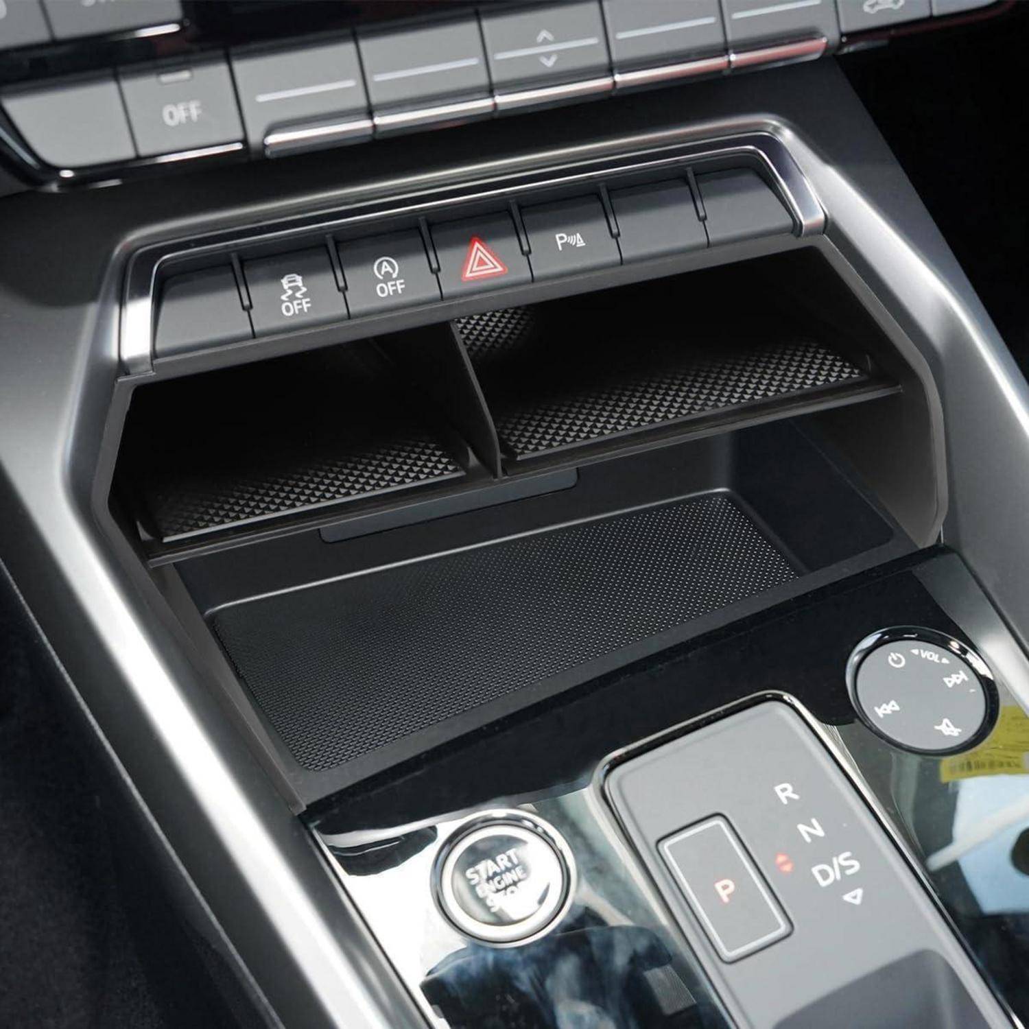 Mittenkonsole des Autos mit Aufbewahrungsfächern, Warnblinklicht- und Fahrerassistenzschaltern, Push-Start-Zündung und automatischem Gangwahlschalter mit P/R/N/D/S.