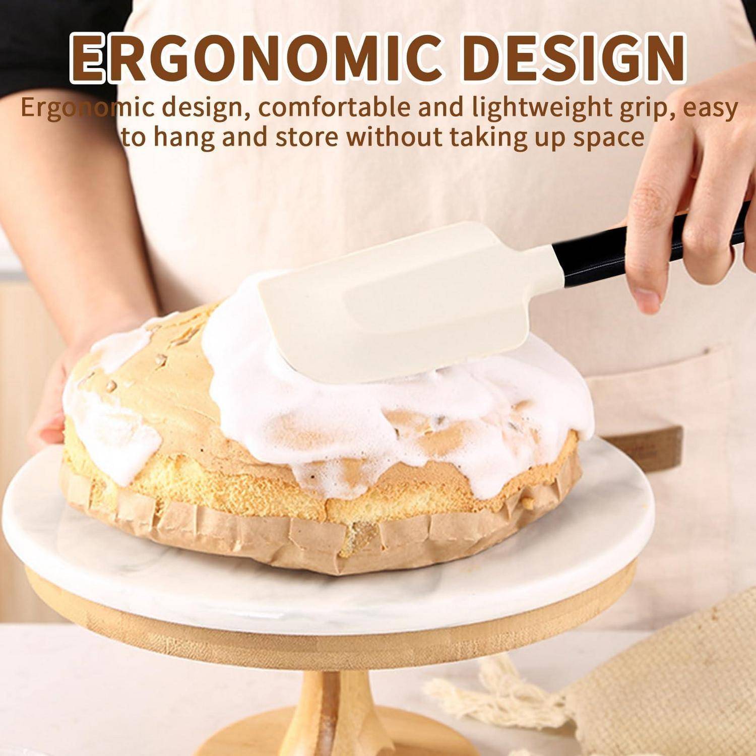 Eine Person verwendet einen ergonomischen Spatel zum Aufstreichen von Glasur auf einen Kuchen auf einem Ständer, mit Text: „ERGONOMISCHES DESIGN