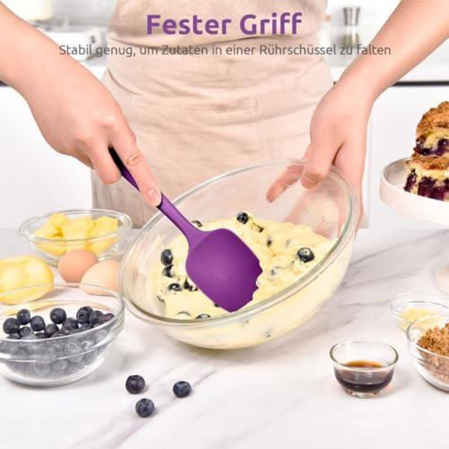Hände mischen Blaubeerschlag in einer Glassschüssel mit einem violetten Spatel; Text liest sich als „Ester Griff
