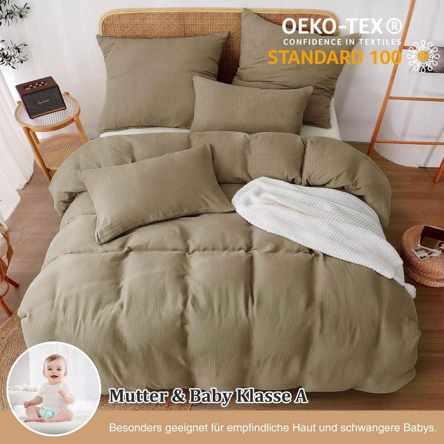 Beiges Bettwäsche-Set auf einem gemachten Bett, mit Text „OEKO-TEX Standard 100" und „Mutter & Baby Klasse A"", die Zertifizierungen für hautfreundliche Textilien kennzeichnen.