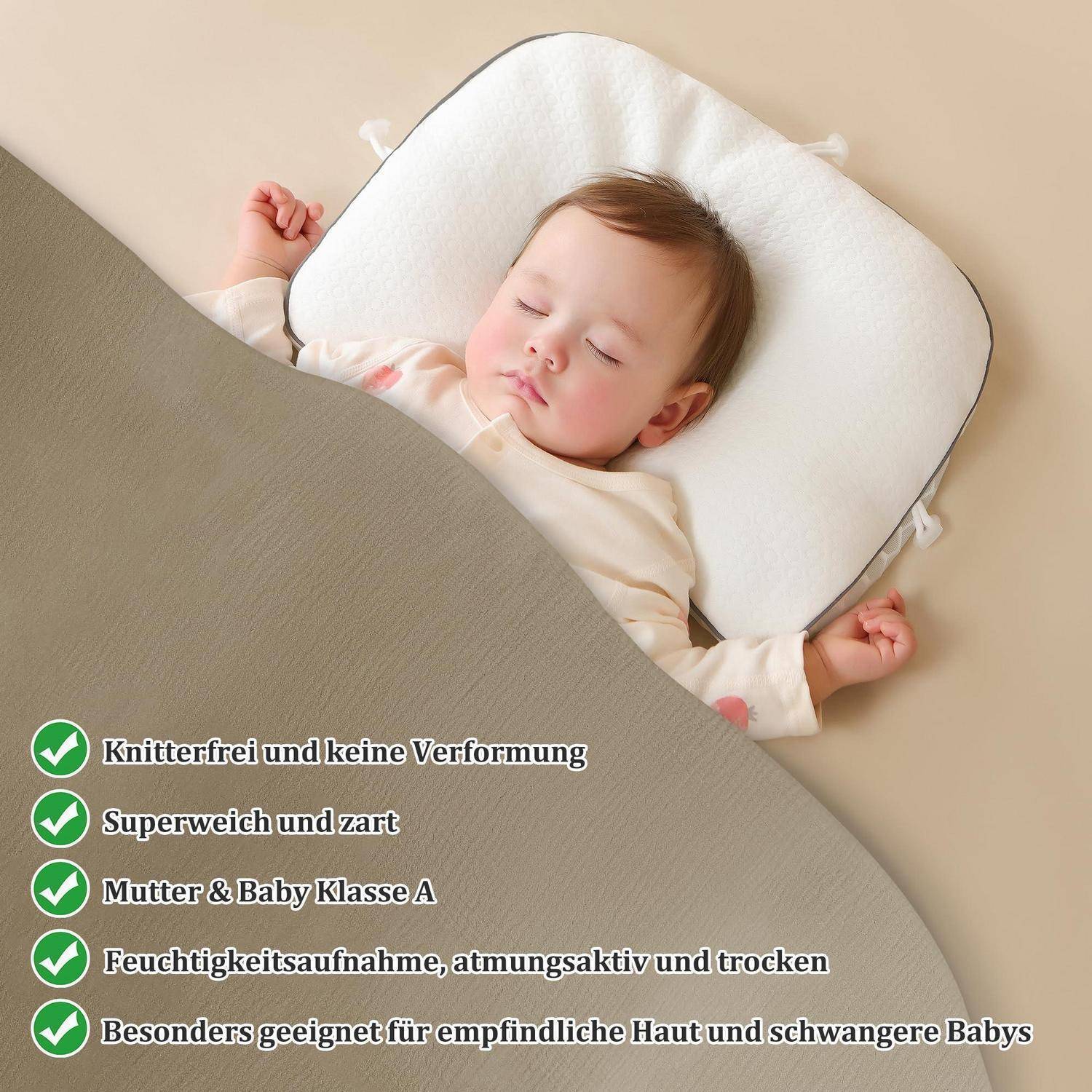 Schlafendes Baby auf einem weißen Kissen neben deutschem Werbeptext, der ein weiches, knitterfreies, feuchtigkeitsabsorbierendes Kissen für empfindliche Haut und Babys während der Schwangerschaft bewirbt.