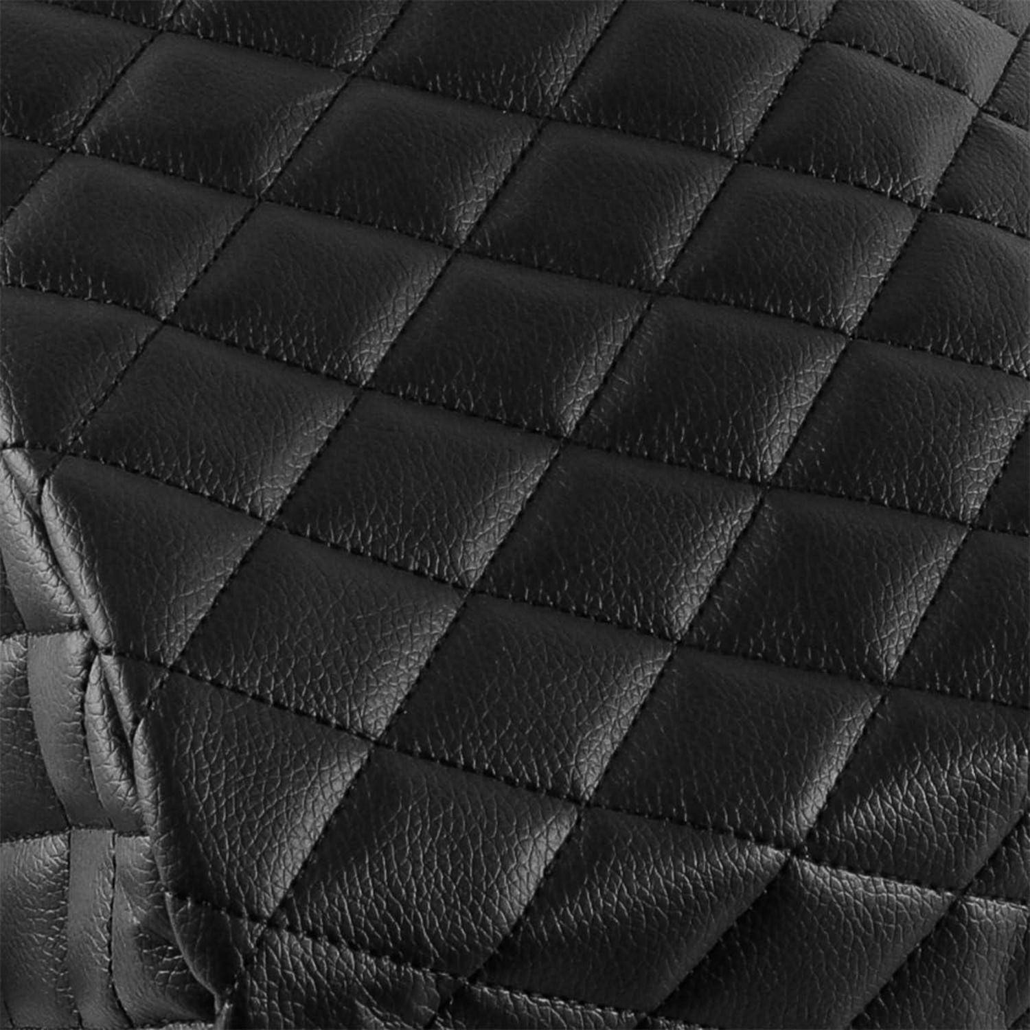 Nahaufnahme einer schwarzen gesteppten Lederpolsterung mit Diamantstepp-Muster und einem gepolsterten Nahtdetail.