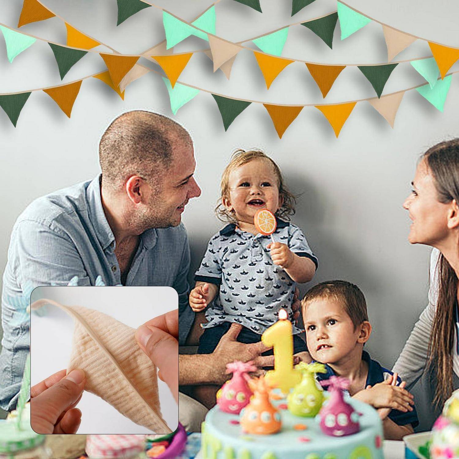 Familie, die einen ersten Geburtstag feiert: Eltern und zwei kleine Kinder um einen Kuchen mit einer großen Nummer-1-Kerze, mit Wimpelketten und einer Muscheleinblendung unten links gezeigt.