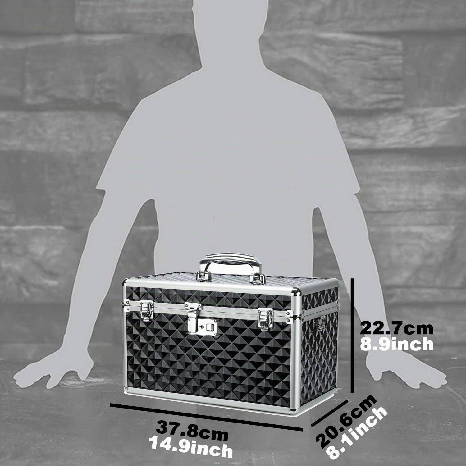 Schwarze geometrische Aufbewahrungsbox mit Griff und Metallkanten, gezeigt neben einer Personensilhouette zur Größenangabe; beschriftet mit 37,8 cm Breite, 20,6 cm Tiefe, 22,7 cm Höhe.