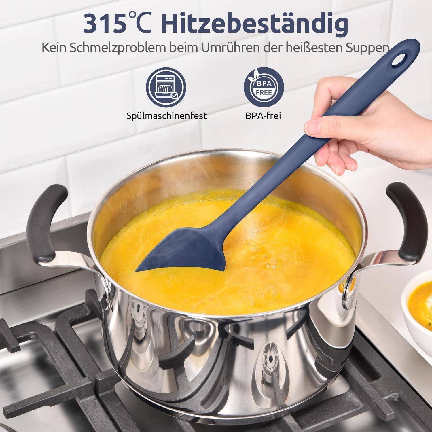 Mit der Hand Suppe in einem Topf mit einem blauen Silikonspatel umrühren; der deutsche Text besagt, dass es hitzebeständig bis 315°C ist, spülmaschinenfest und BPA-frei.