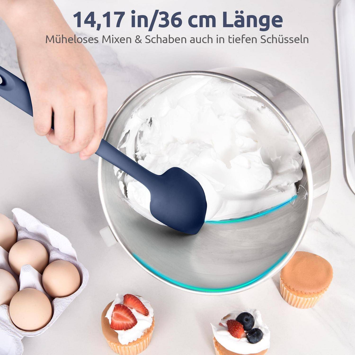 Batter von Hand in einer Edelstahlschüssel mit einem blauen Spatel mischen; Text besagt „14,17 Zoll/36 cm Länge