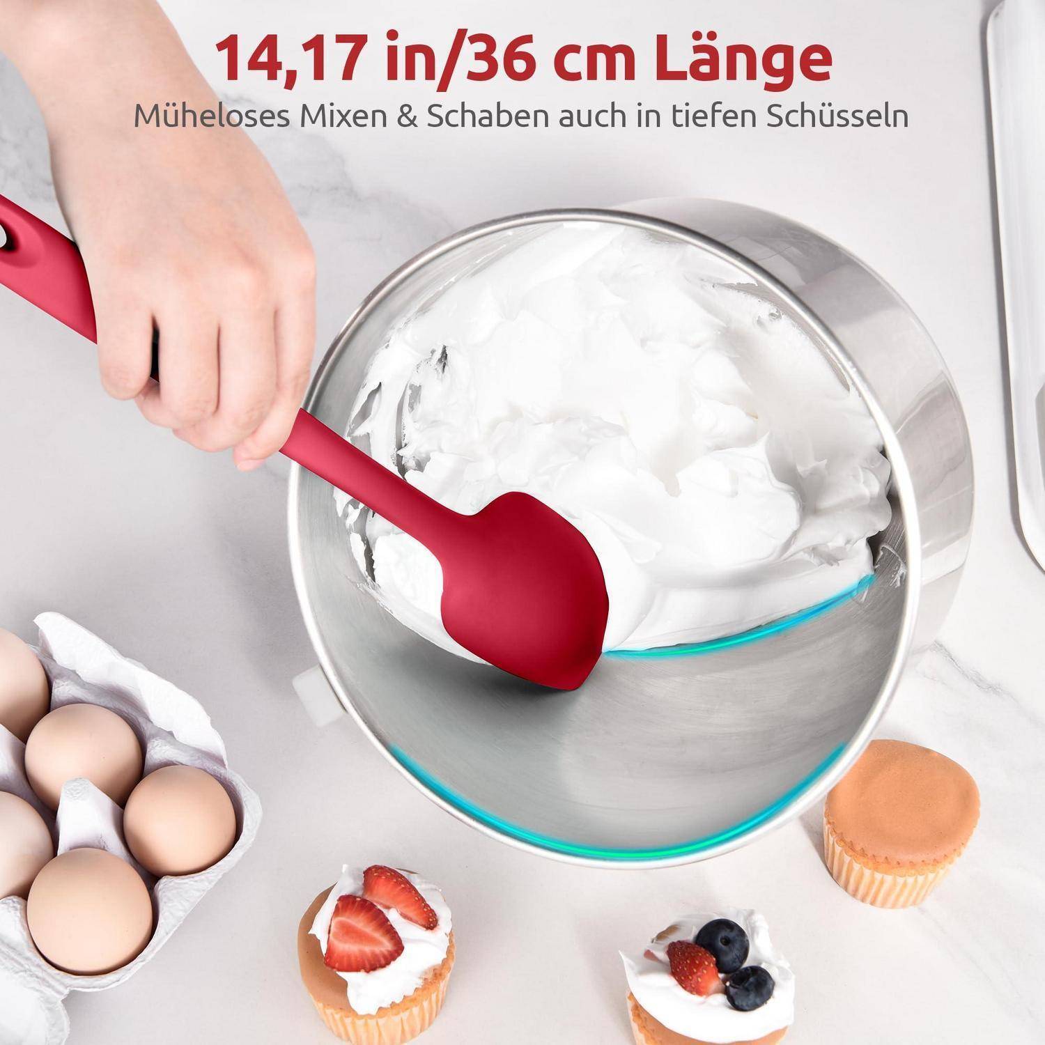 Roter Silikonspatel rührt Teig in einer tiefen Edelstahlschüssel; der Text besagt „14,17 in/36 cm Länge