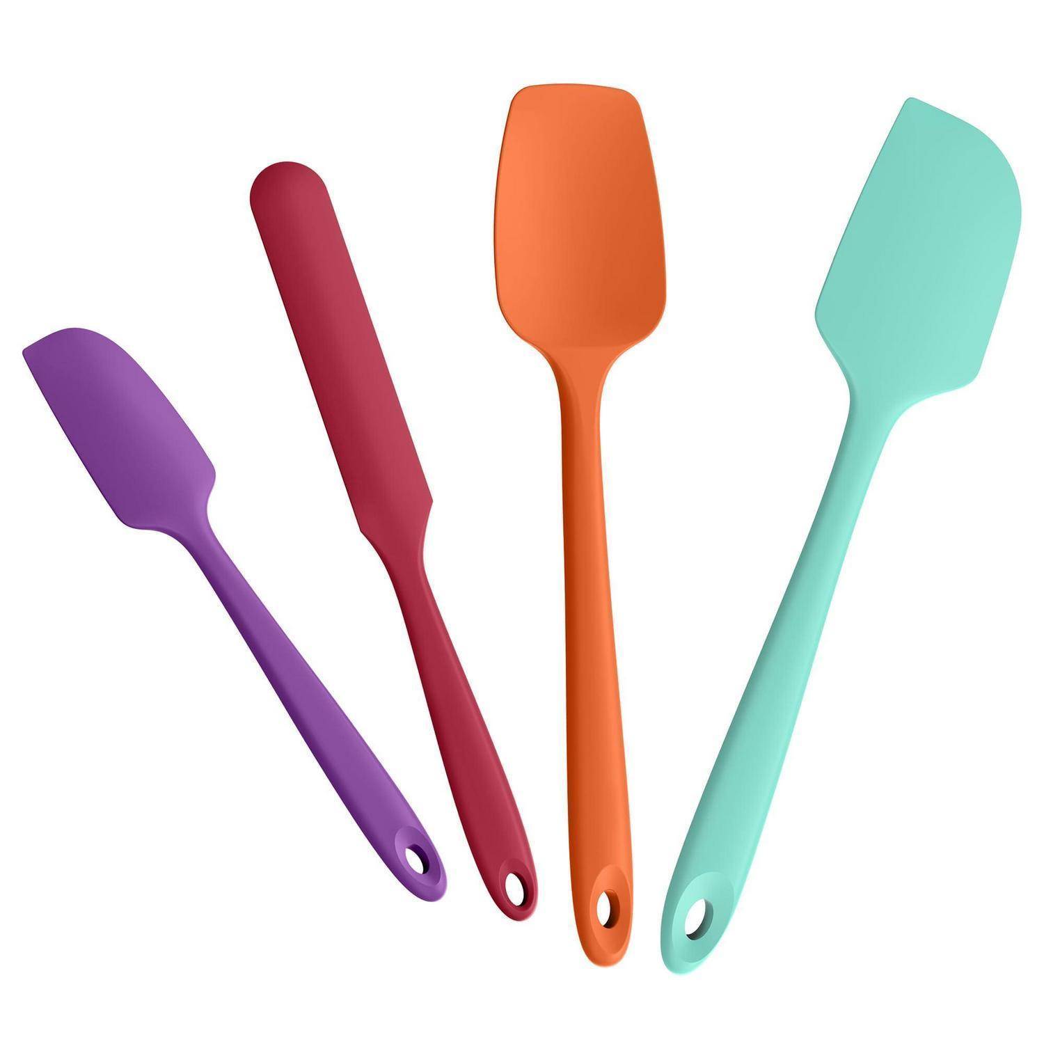 Vier bunte Silikon-Spatel oder Spoonula-ähnliche Backwerkzeuge auf weißem Hintergrund.