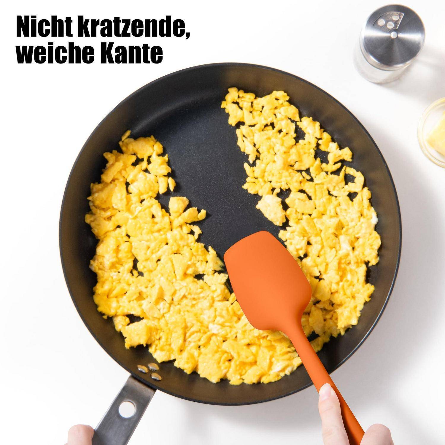Rühreier in einer Pfanne werden mit einem Spatel umgerührt; der Text lautet „Nicht kratzende, weiche Kante