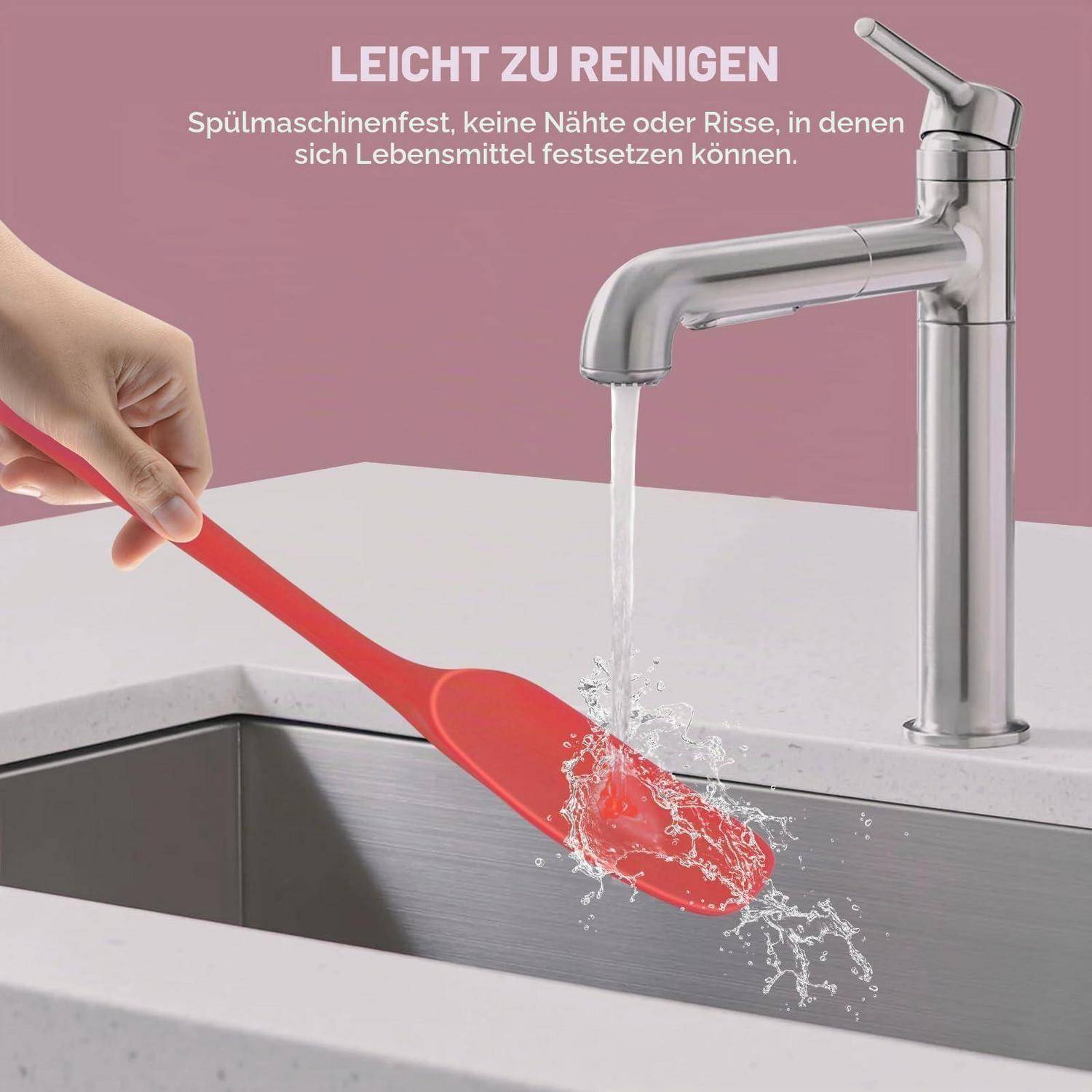 Roter Spatel wird unter einem Küchenhahn in einem Spülbecken gespült, mit deutschem Text, der besagt, dass er leicht zu reinigen ist und Essensreste nicht in Nähten oder Spalten stecken bleiben.