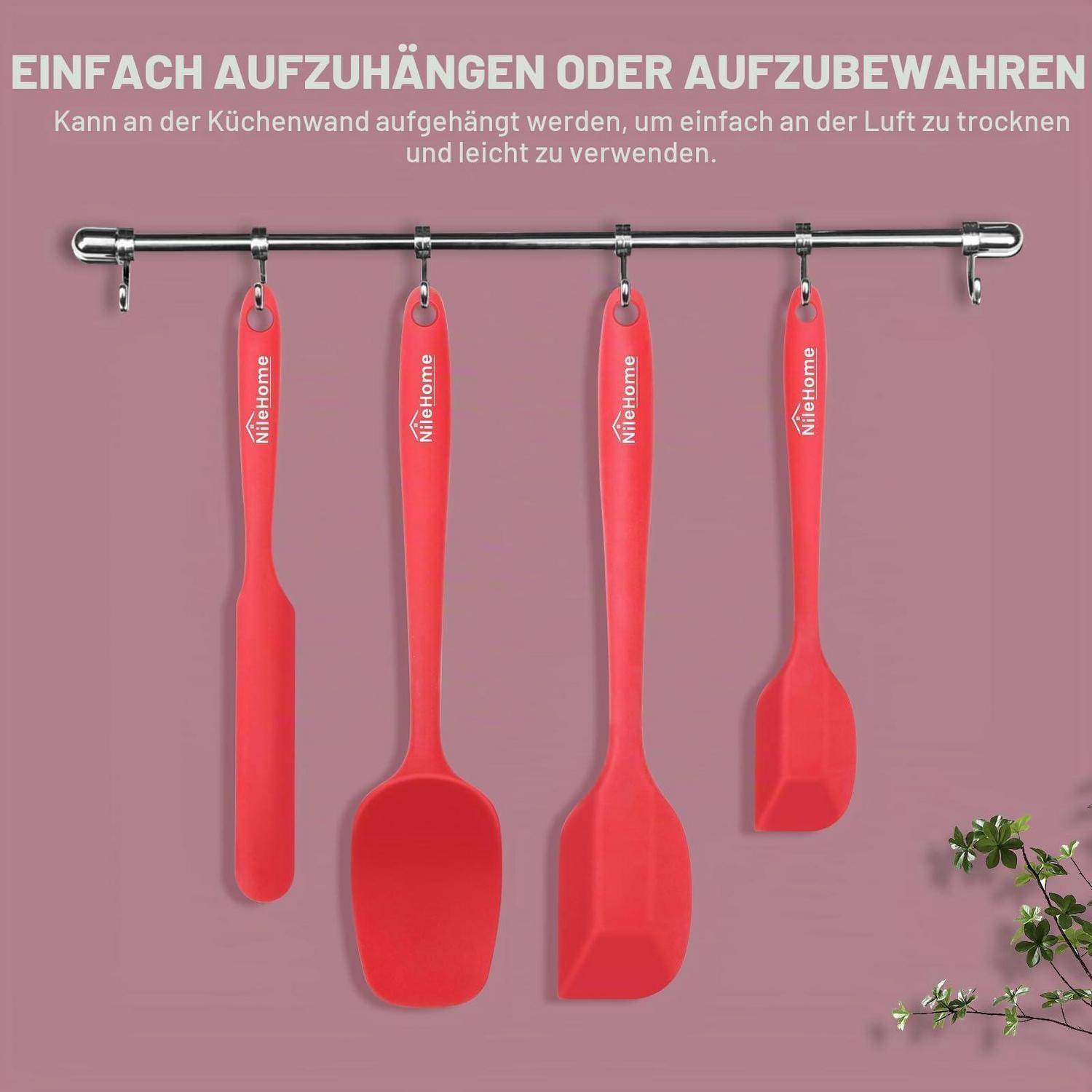 Vier rote Küchenutensilien hängen an einem Wandregal; der deutsche Text besagt, dass sie leicht zu hängen oder zu lagern sind und in der Küche an der Luft trocknen können.