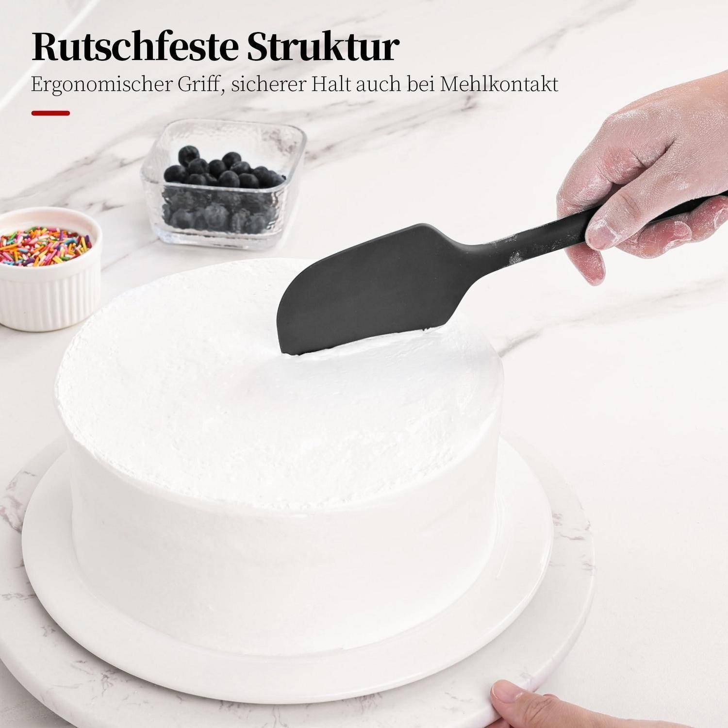 Hand, die einen weiß gefrosteten Kuchen mit einem rutschfesten Spatel glättet; Text lautet „Rutschfeste Struktur