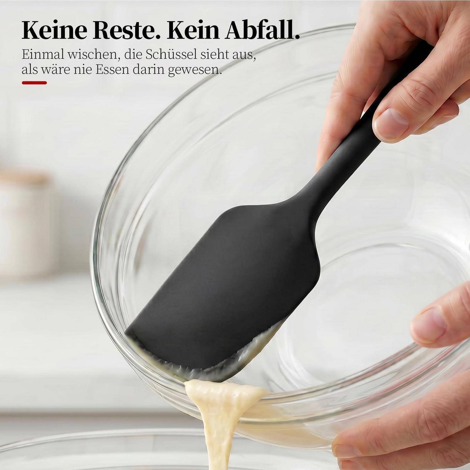 Mit der Hand den letzten Teig aus einer Glassschüssel mit einem schwarzen Spatel kratzen; deutscher Text liest sich wie folgt: „Keine Reste. Kein Abfall.