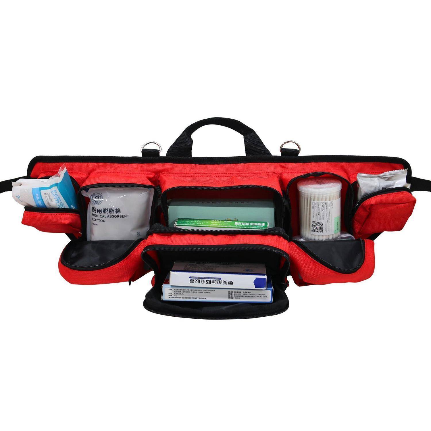 Offene Notfall-Sanitätertasche mit mehreren Fächern, gefüllt mit Erste-Hilfe-Materialien und verpackten medizinischen Artikeln auf weißem Hintergrund.
