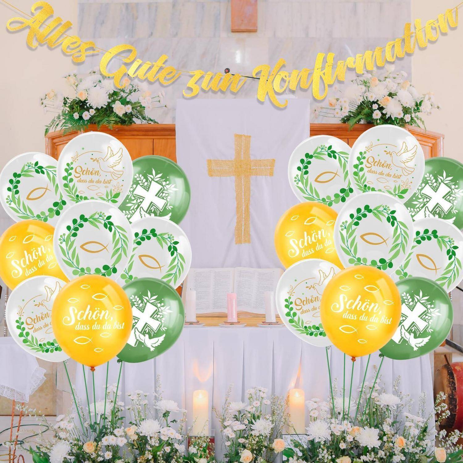 Kirchenbestätigungsdekorationen mit Goldschrift „Alle Gute zur Konfirmation", weißes Tuch mit goldenem Kreuz, Luftballons, Blumen und Kerzen auf einem Altar.