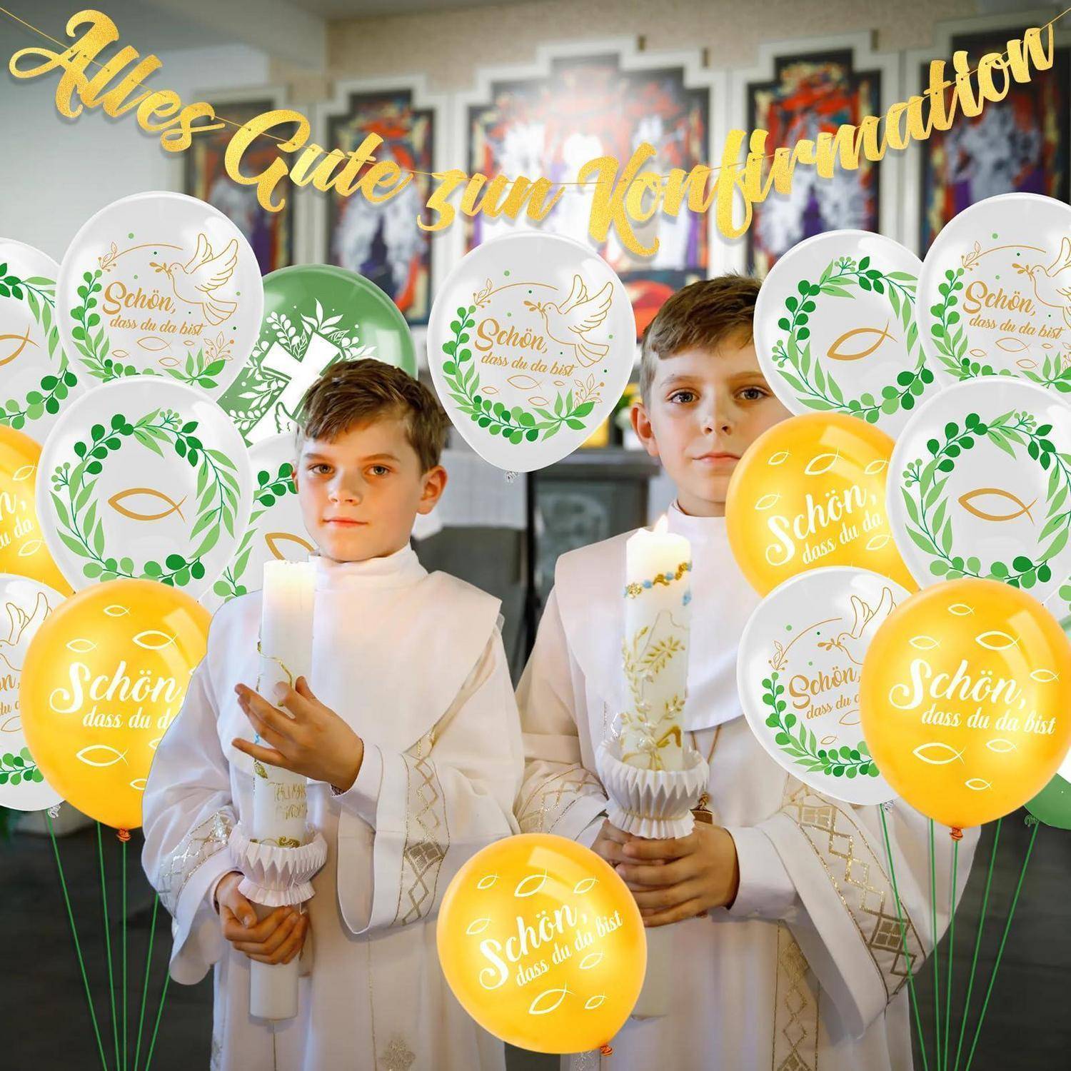 Zwei Jungen in weißen Erstkommunion-Gewändern halten Kerzen, umgeben von weiß-goldenen Luftballons mit deutschem Text „Schön, dass du da bist" und „Alles Gute zur Kommunion"".