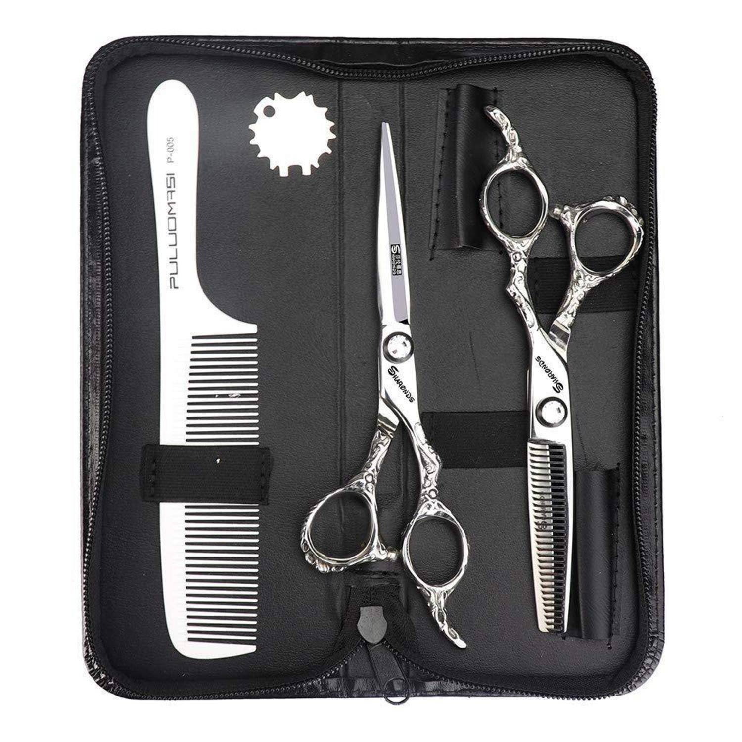 Offener schwarzer Grooming-Kit-Koffer mit zwei Scheren, einem Kamm und Ersatzteilen, ordentlich organisiert im Inneren auf dunklem Hintergrund.