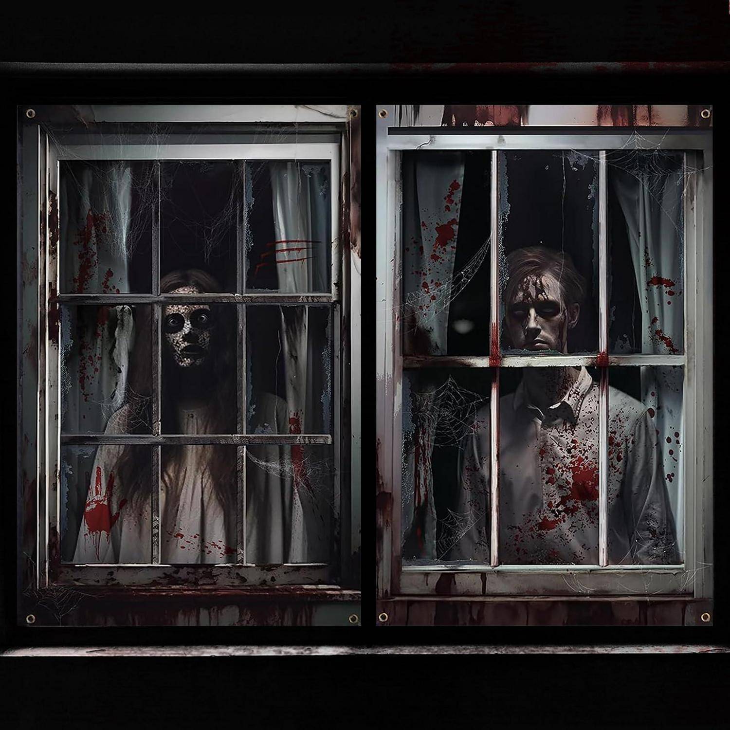 Zwei blutbefleckte, mit Brettern vernagelte Fenster offenbaren unheimliche Gestalten hinter rissigen Scheiben und deuten auf eine Horrorfilm-Szene oder ein Spukhaus hin.