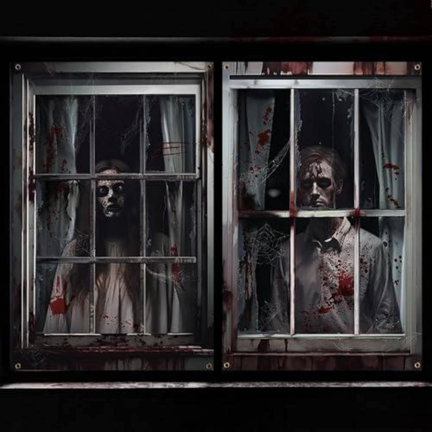 Zwei unheimliche, blutbefleckte Figuren starren durch separate schmutzige Fensterscheiben hinter zerrissenen Vorhängen in einer dunklen, horrororientierten Szene.