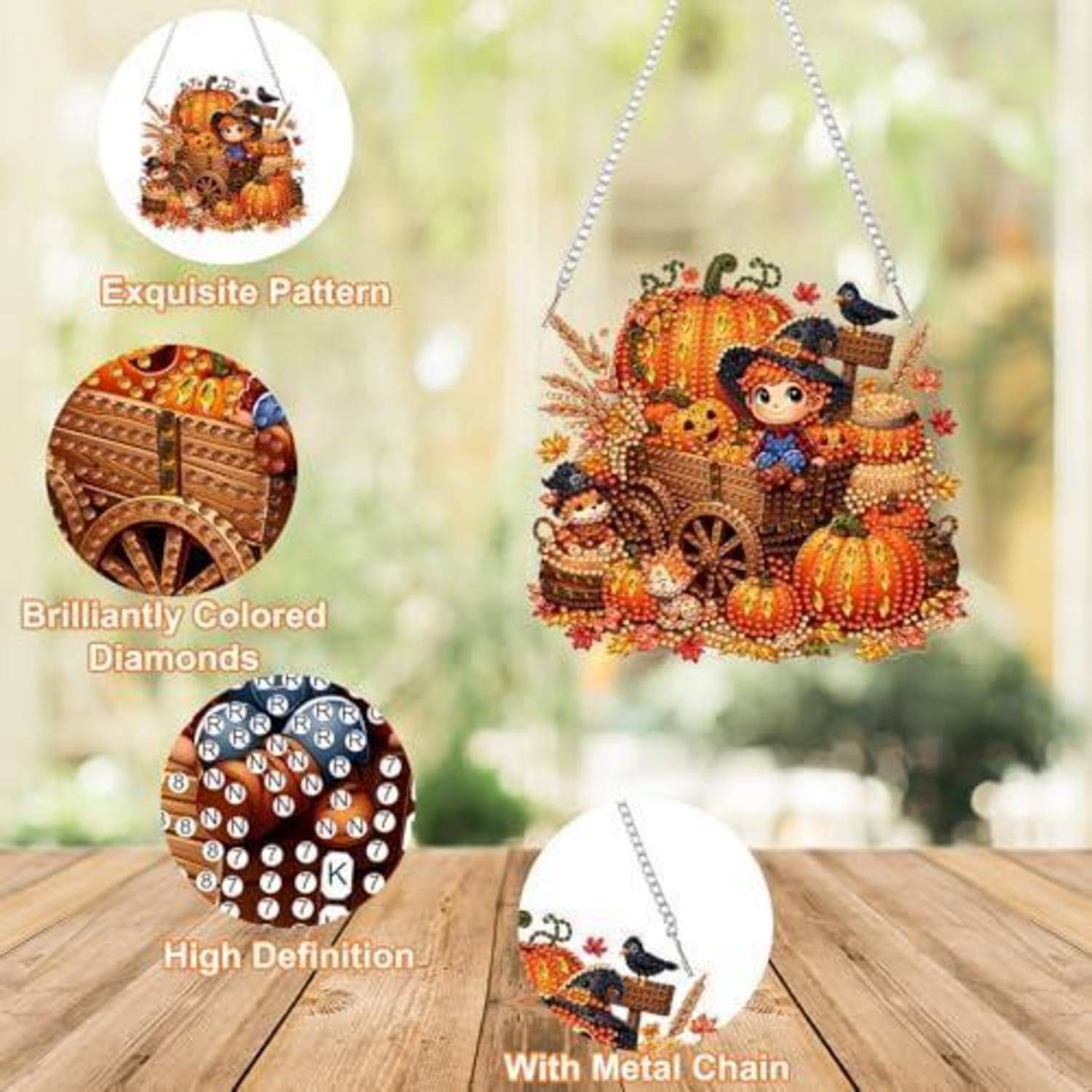 Kürbis-themed Hängdekoration mit einer Puppe in einem Wagen, Kürbissen und Vögeln; eingefügte Beschriftungen heben „Exquisites Muster", „Strahlend farbige Diamanten"", „Hochauflösung"" und „Mit Metallkette"" hervor.