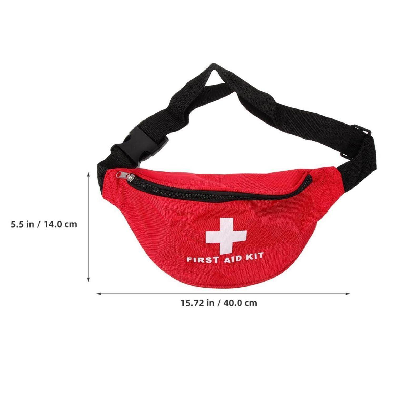 Rote Erste-Hilfe-Tasche für die Taille mit schwarzem Riemen, weißem Kreuz und frontaler Reißverschluss, gezeigt mit den Abmessungen 15,72 x 5,5 Zoll (40 x 14 cm).
