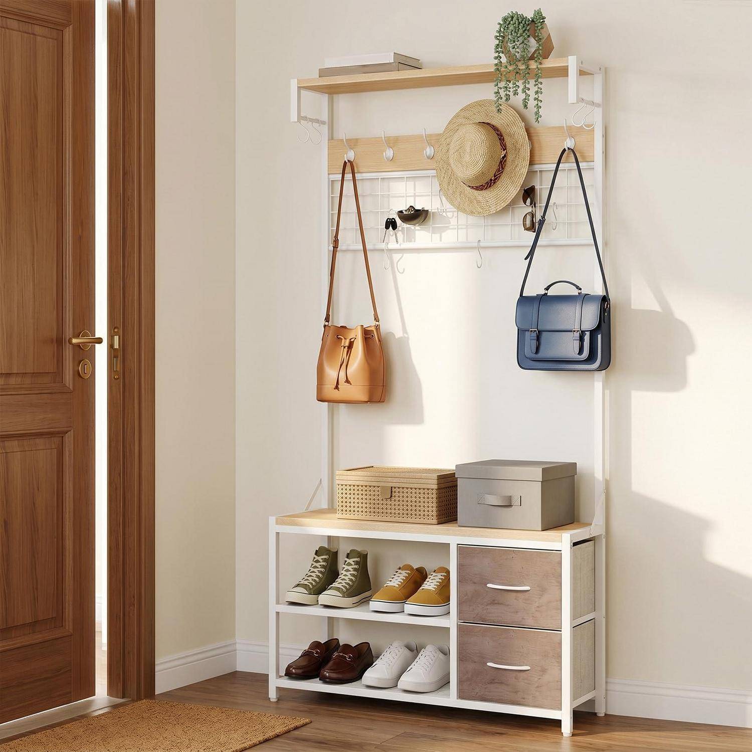 Entryway-Sitzbank mit Speicher, Regalen, Schubladen, Haken und hängenden Taschen und Hüten neben einer Holztür.