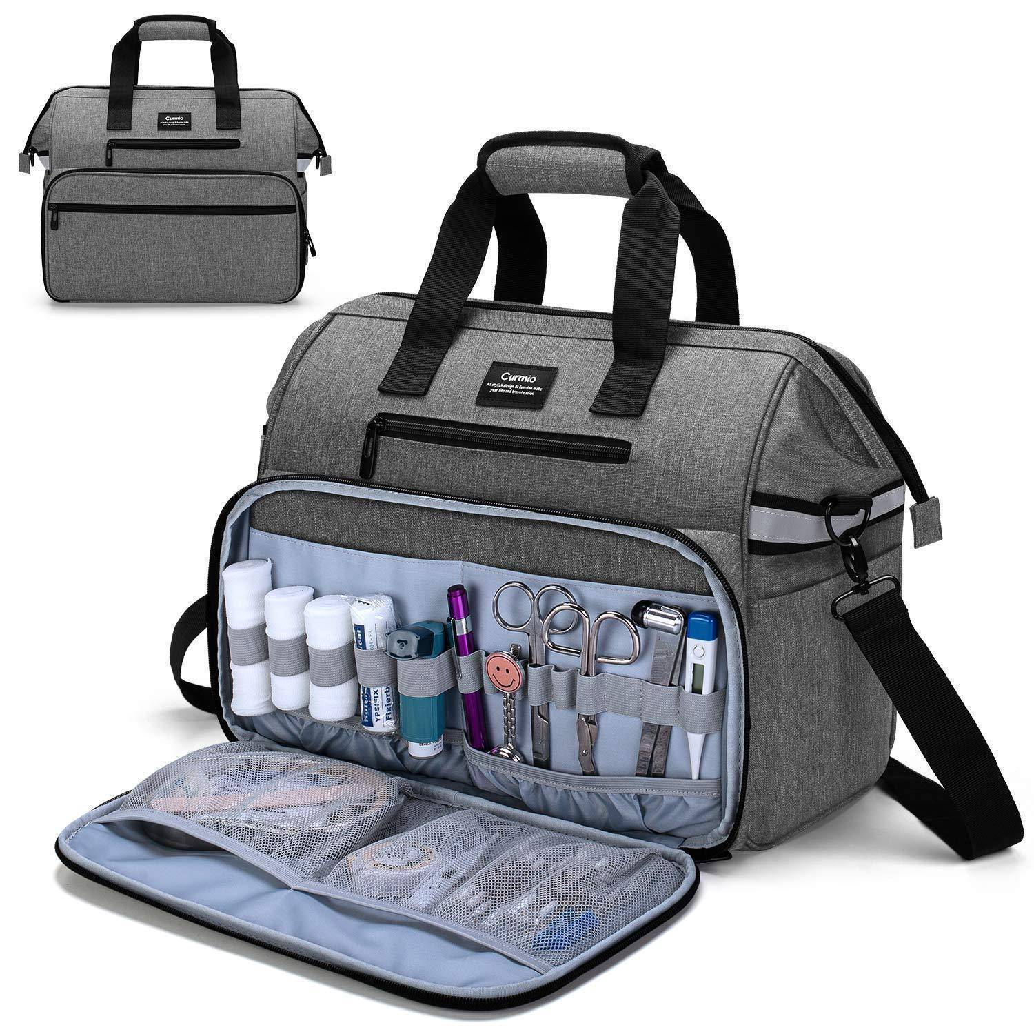 Graue Medizin- oder Reisetasche, aufgeklappt dargestellt, mit organisierten Netztaschen, die Toilettenartikel und kleine Werkzeuge enthält; Ausschnitt zeigt die geschlossene Tasche mit Griffen und Schultergurt.