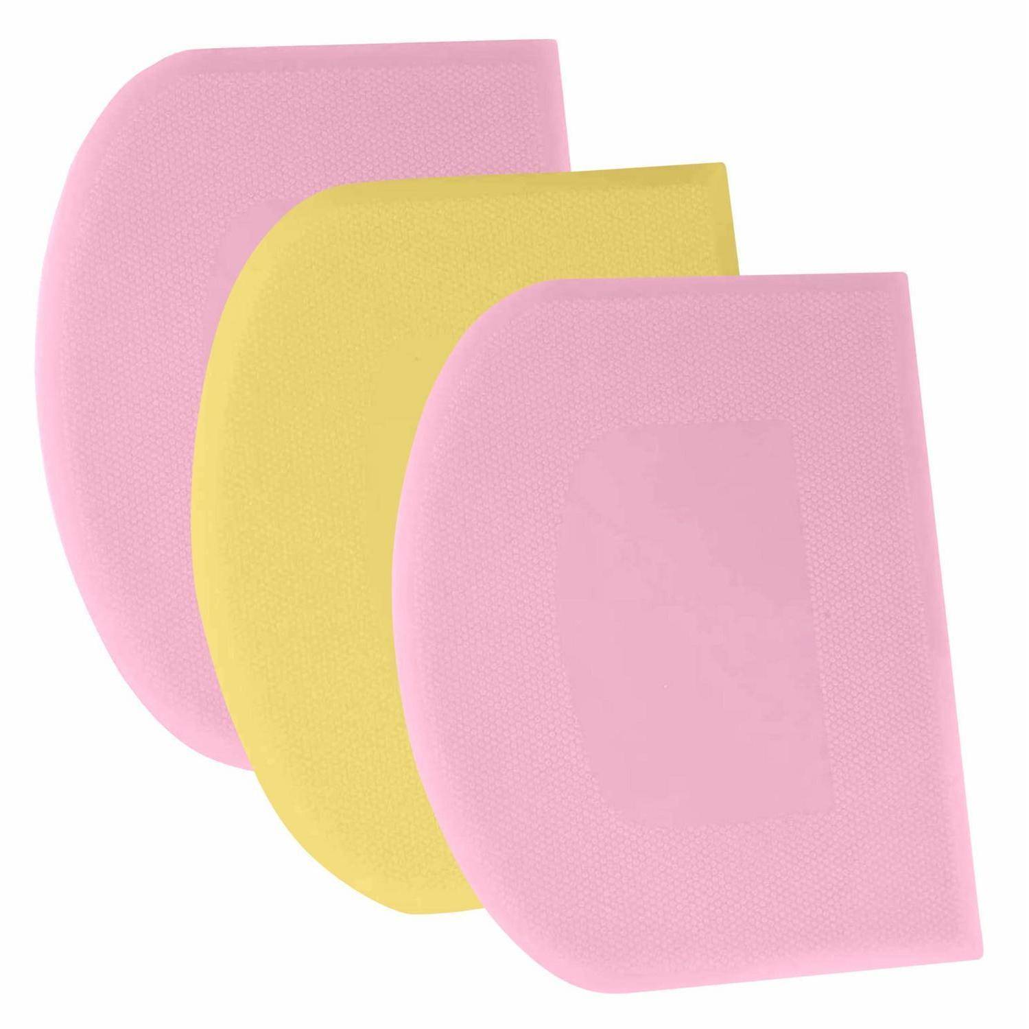 Drei sich überlappende gebogene rechteckige Pads oder Behälter in Rosa, Gelb und Rosa auf weißem Hintergrund.