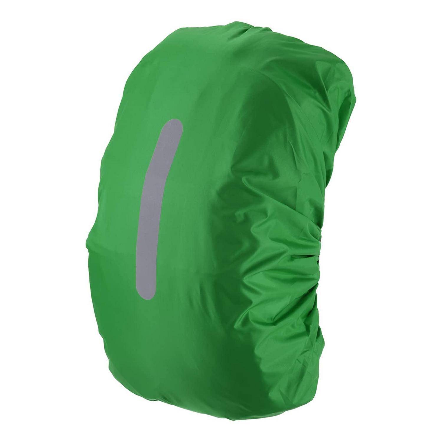 Grüne Rucksackregenabdeckung mit reflektierendem vertikalem Streifen, isoliert auf weißem Hintergrund dargestellt.